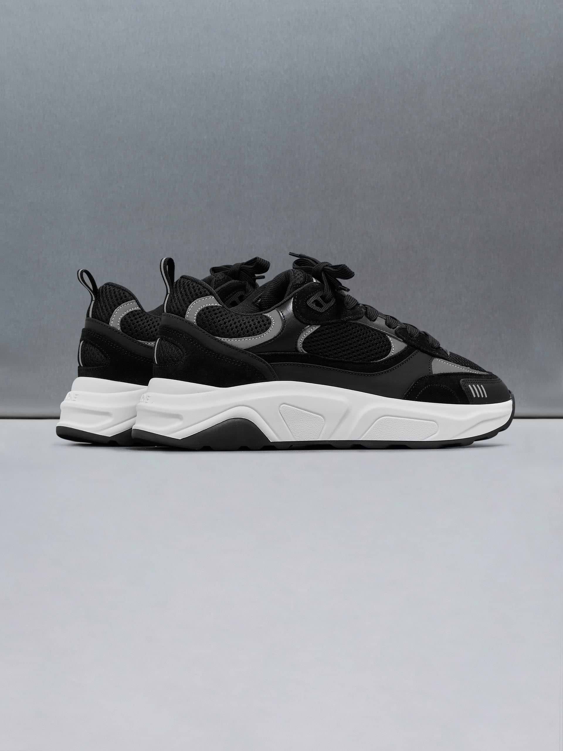 Flow Runner in Black
