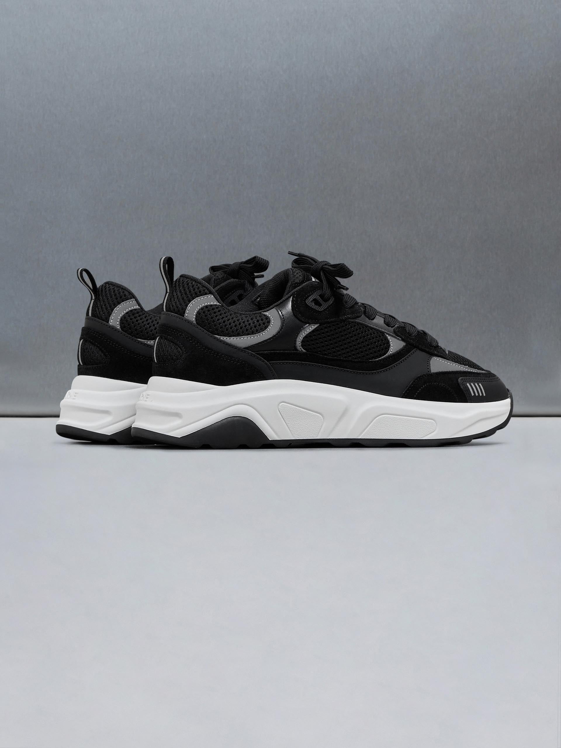 Mens Flow Runner in Black