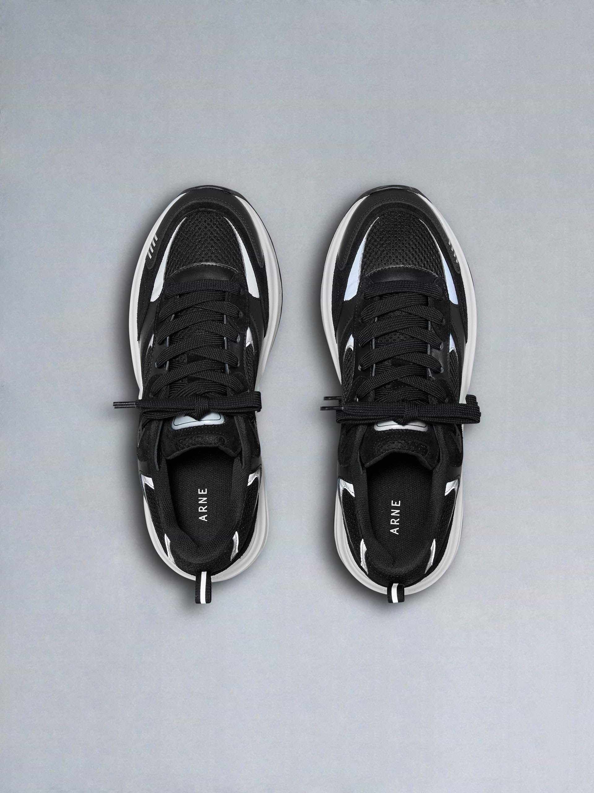 Flow Runner in Black