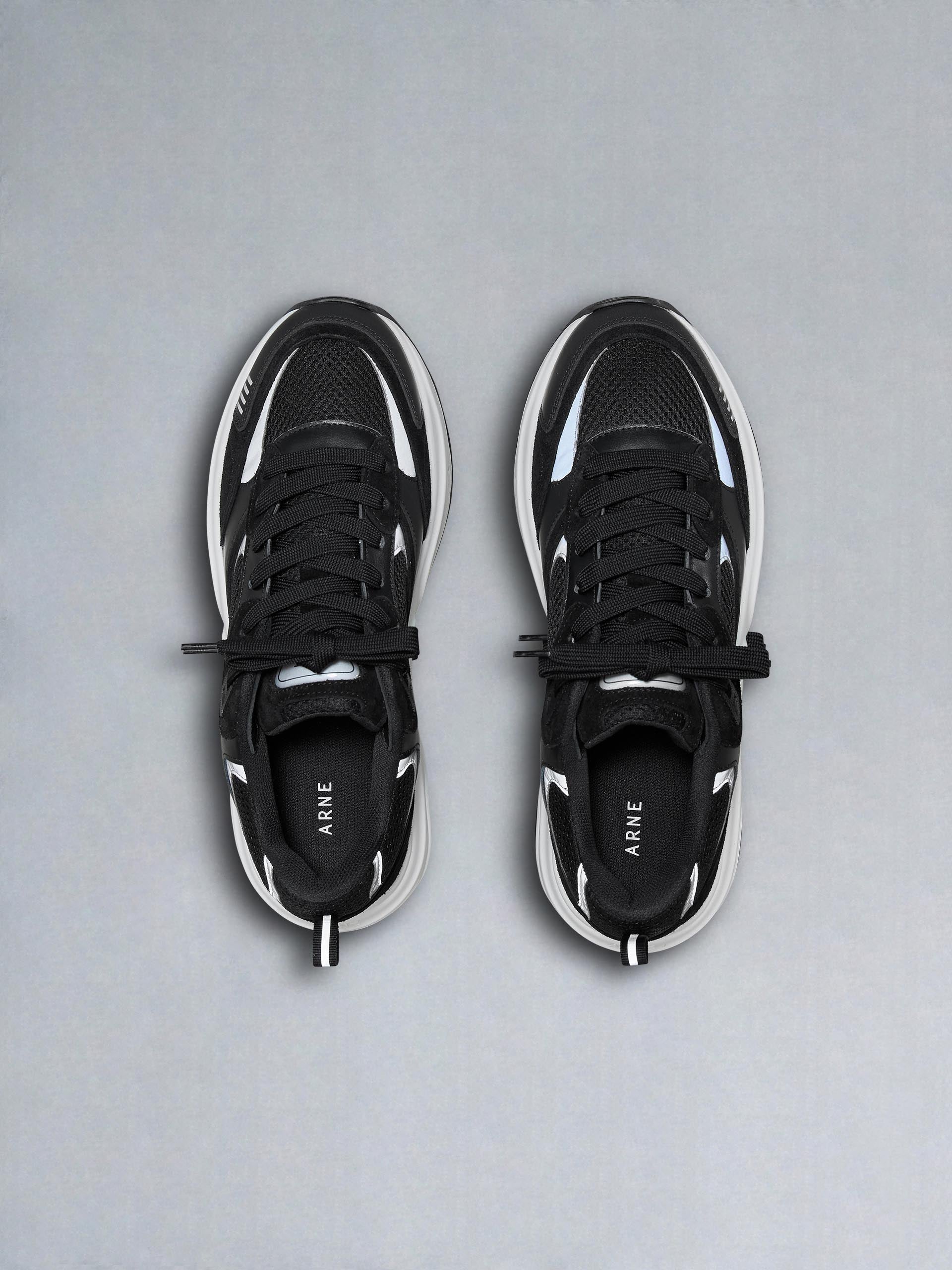 Mens Flow Runner in Black