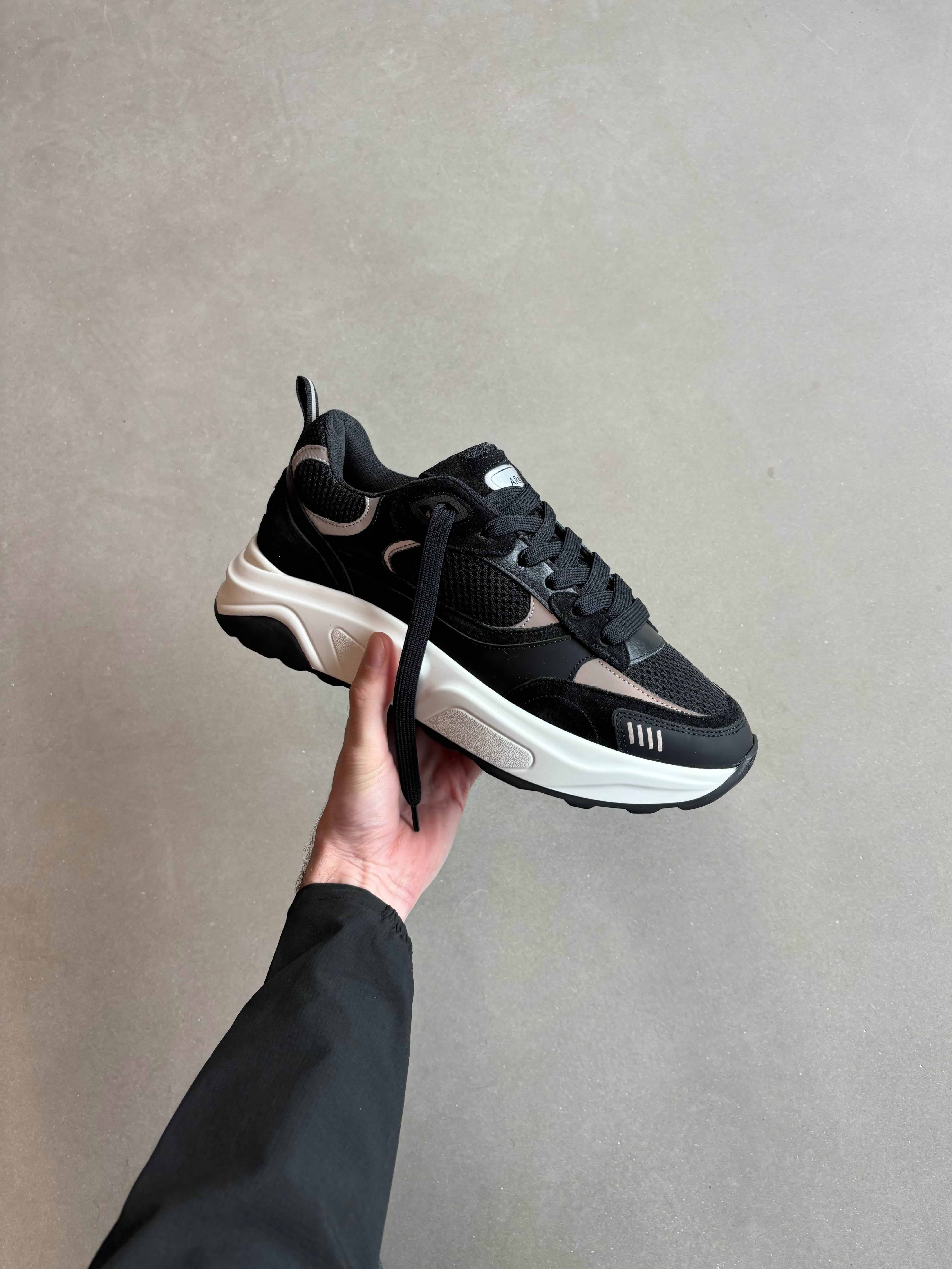 Flow Runner in Black