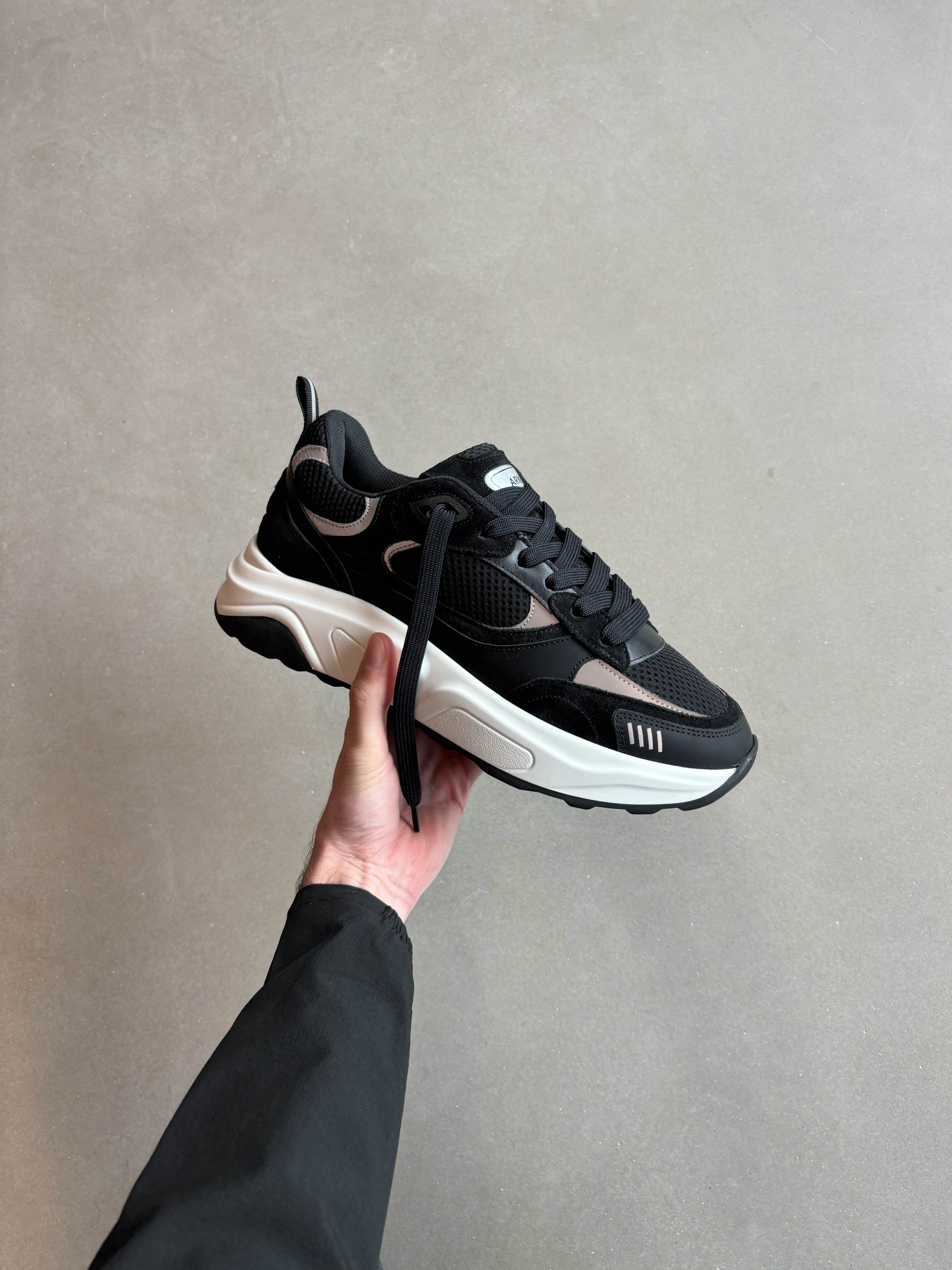 Mens Flow Runner in Black