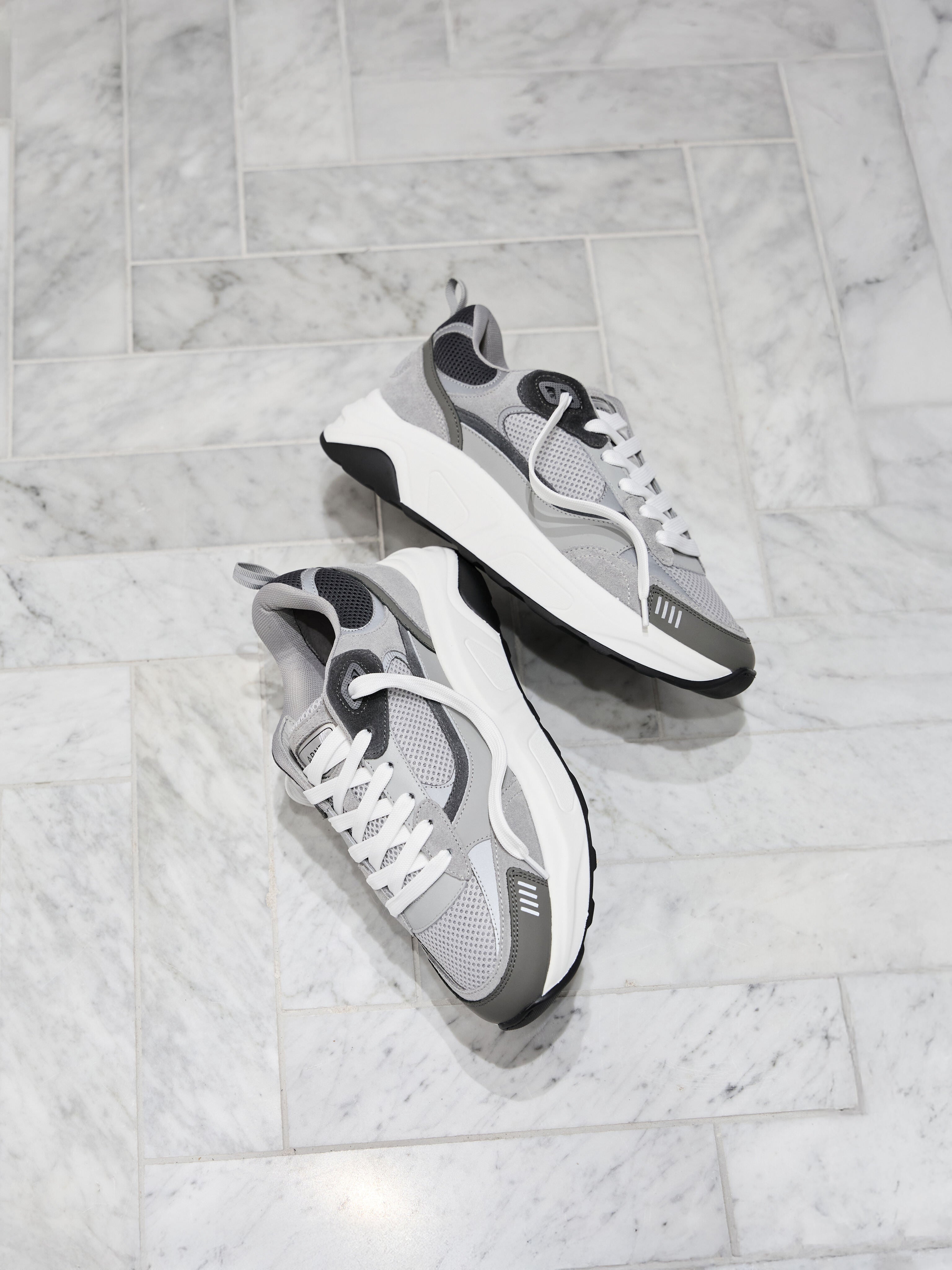 Mens Flow Runner in Grey