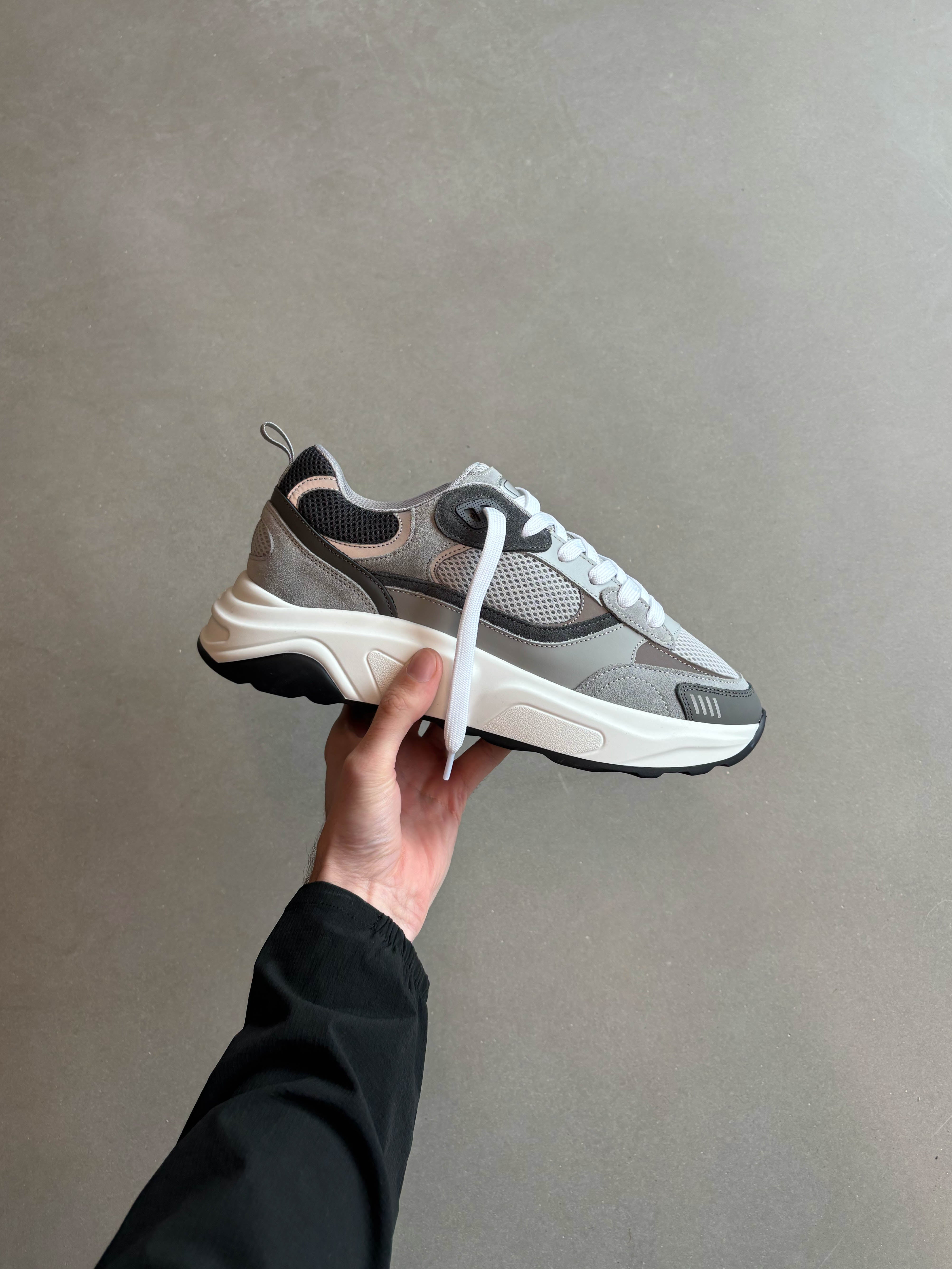 Mens Flow Runner in Grey