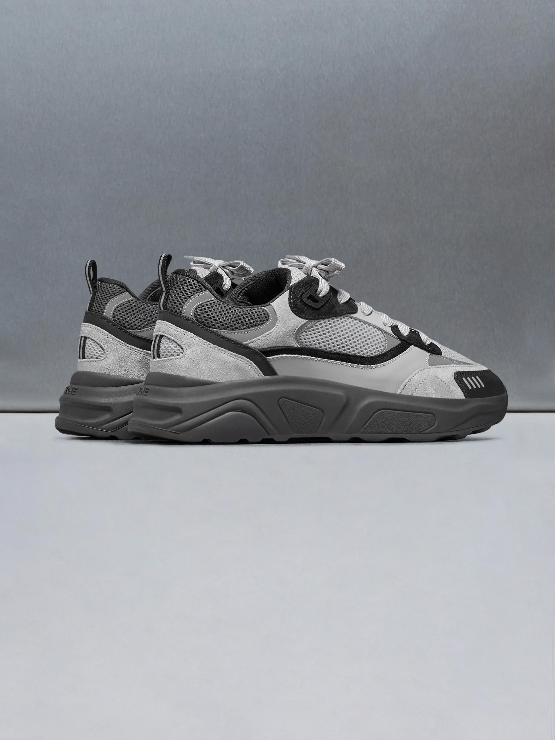 Mens Flow Runner in Midnight Grey