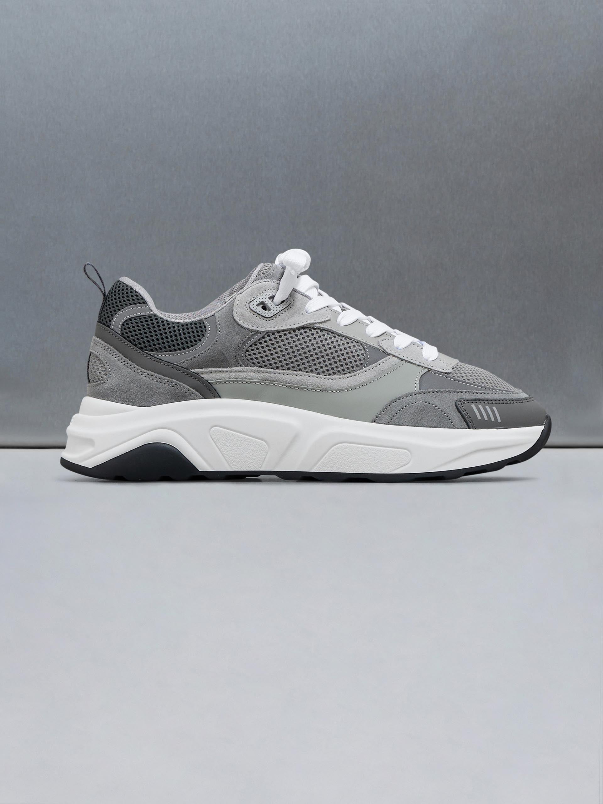 Mens Flow Runner in Stone
