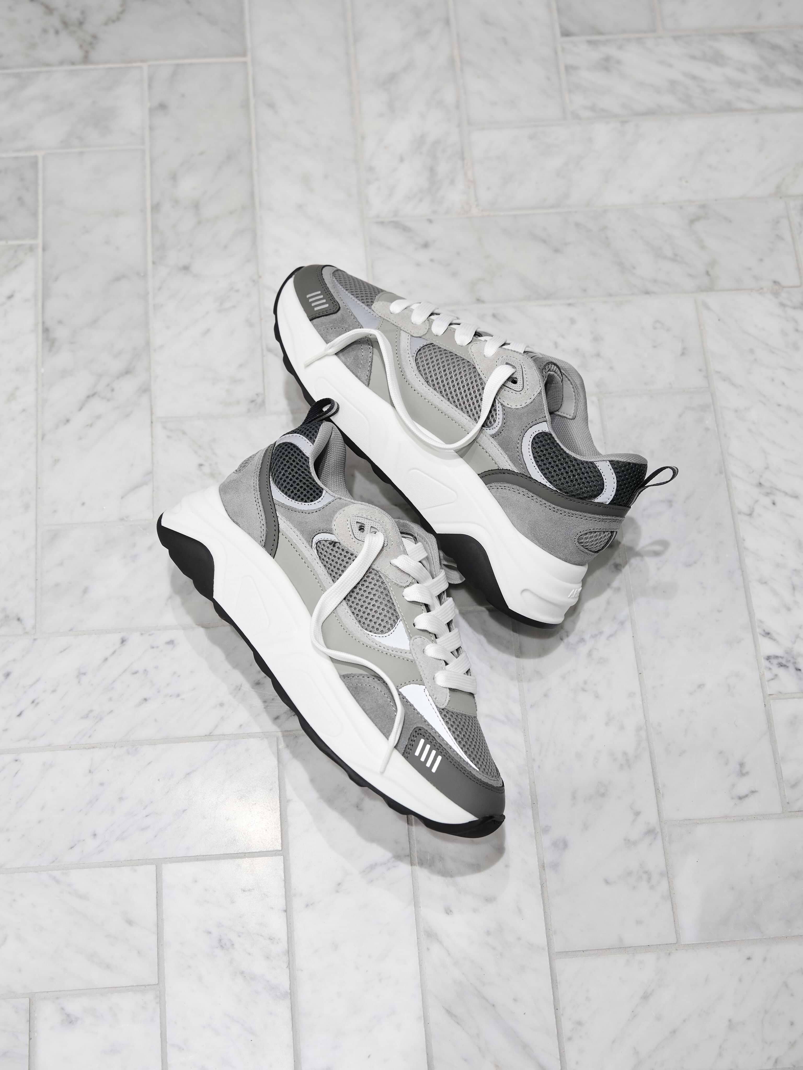 Mens Flow Runner in Stone