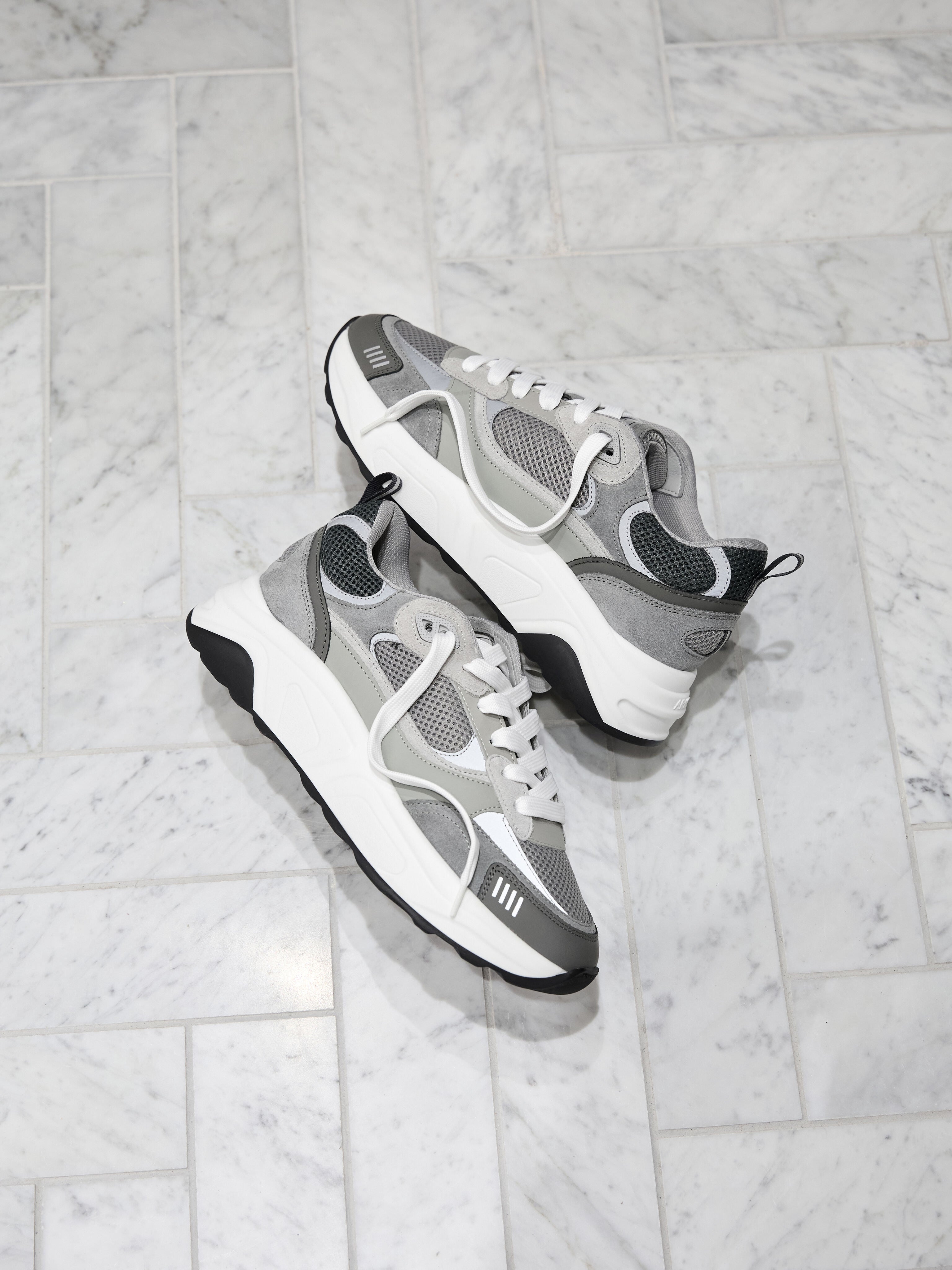 Mens Flow Runner in Stone