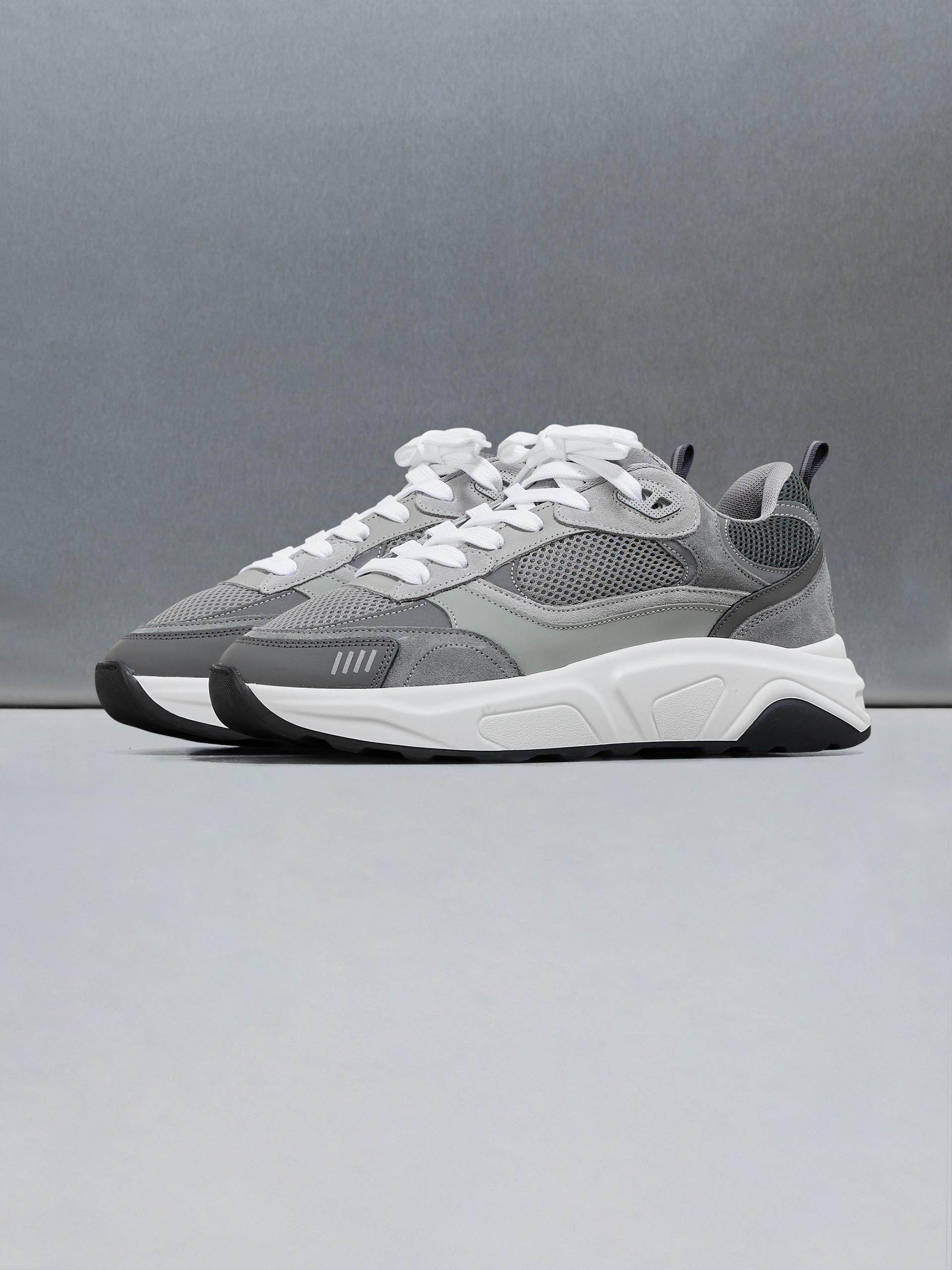 Mens Flow Runner in Stone