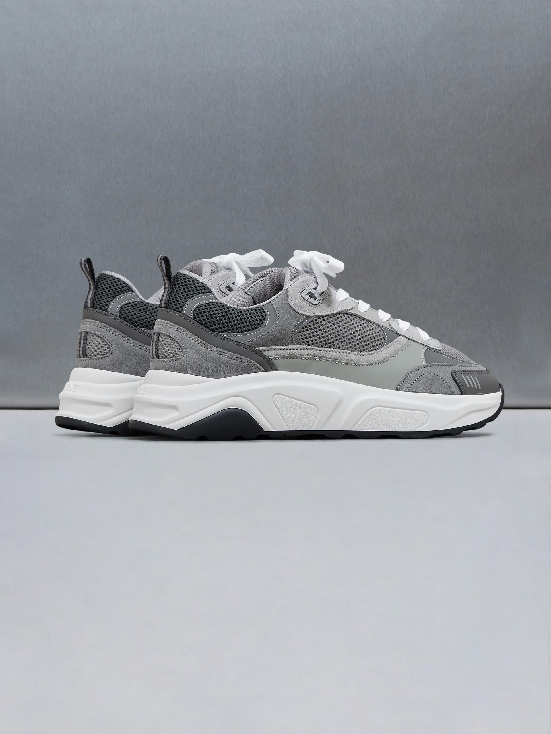 Mens Flow Runner in Stone