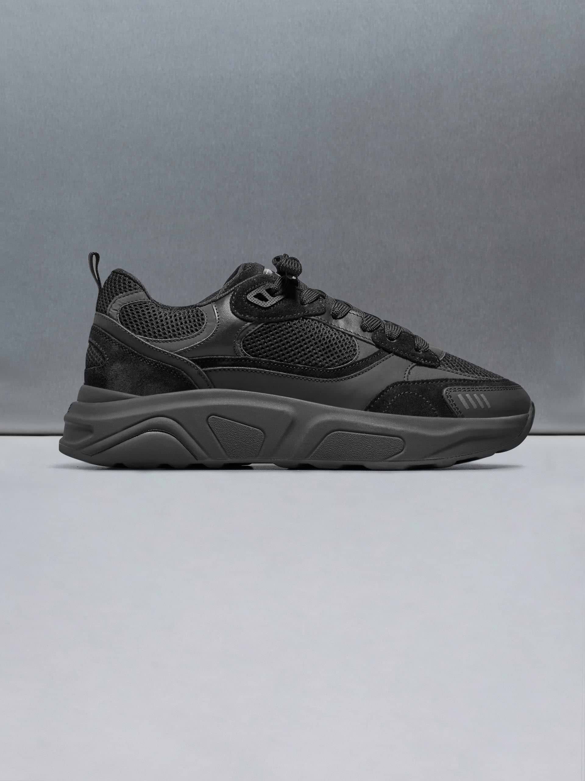 Flow Runner in Triple Black
