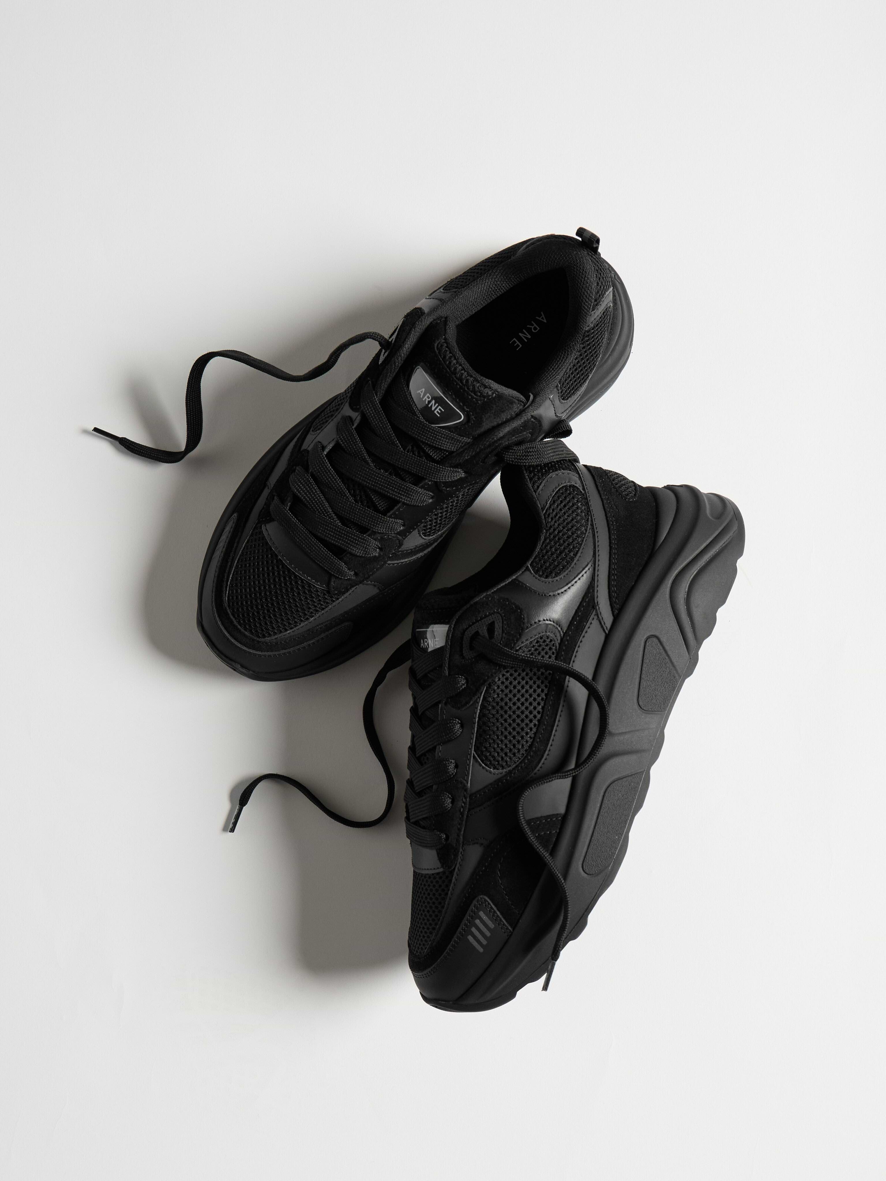 Mens Flow Runner in Triple Black