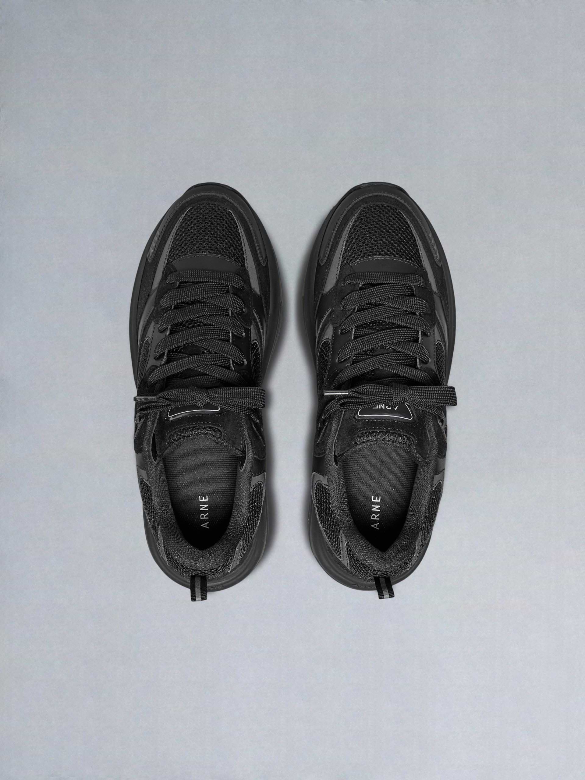 Flow Runner in Triple Black