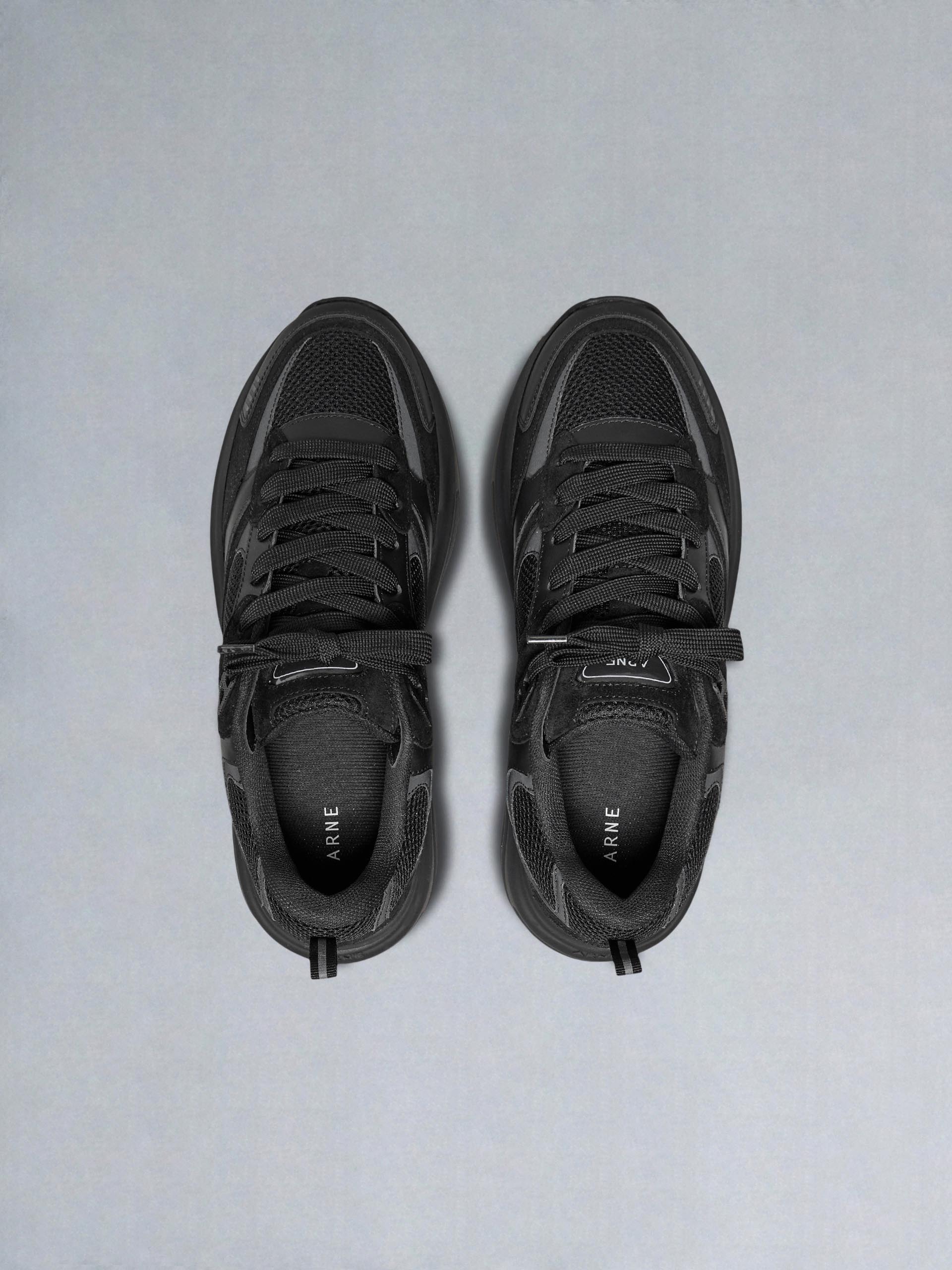 Mens Flow Runner in Triple Black