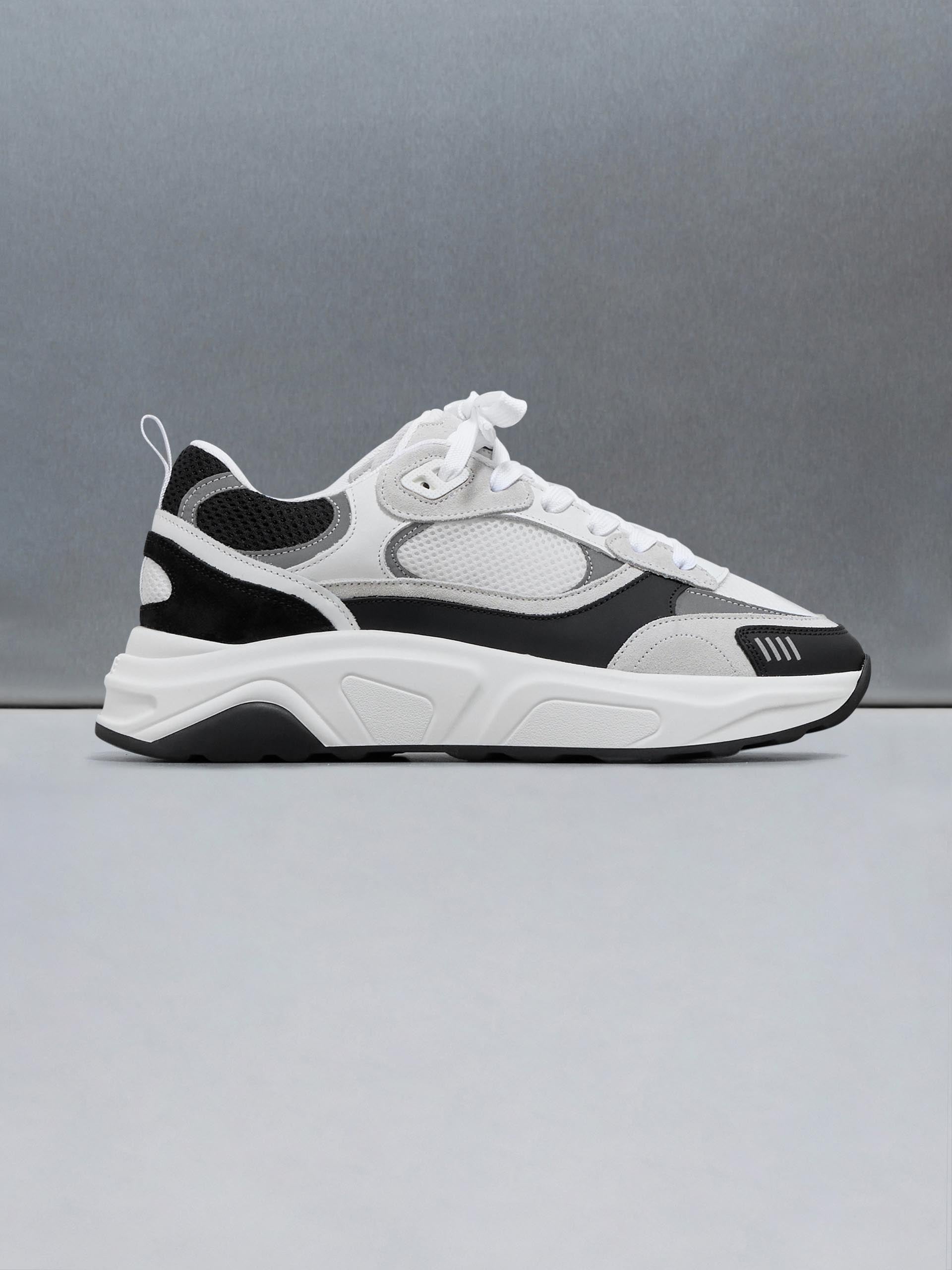 Mens Flow Runner in White Black