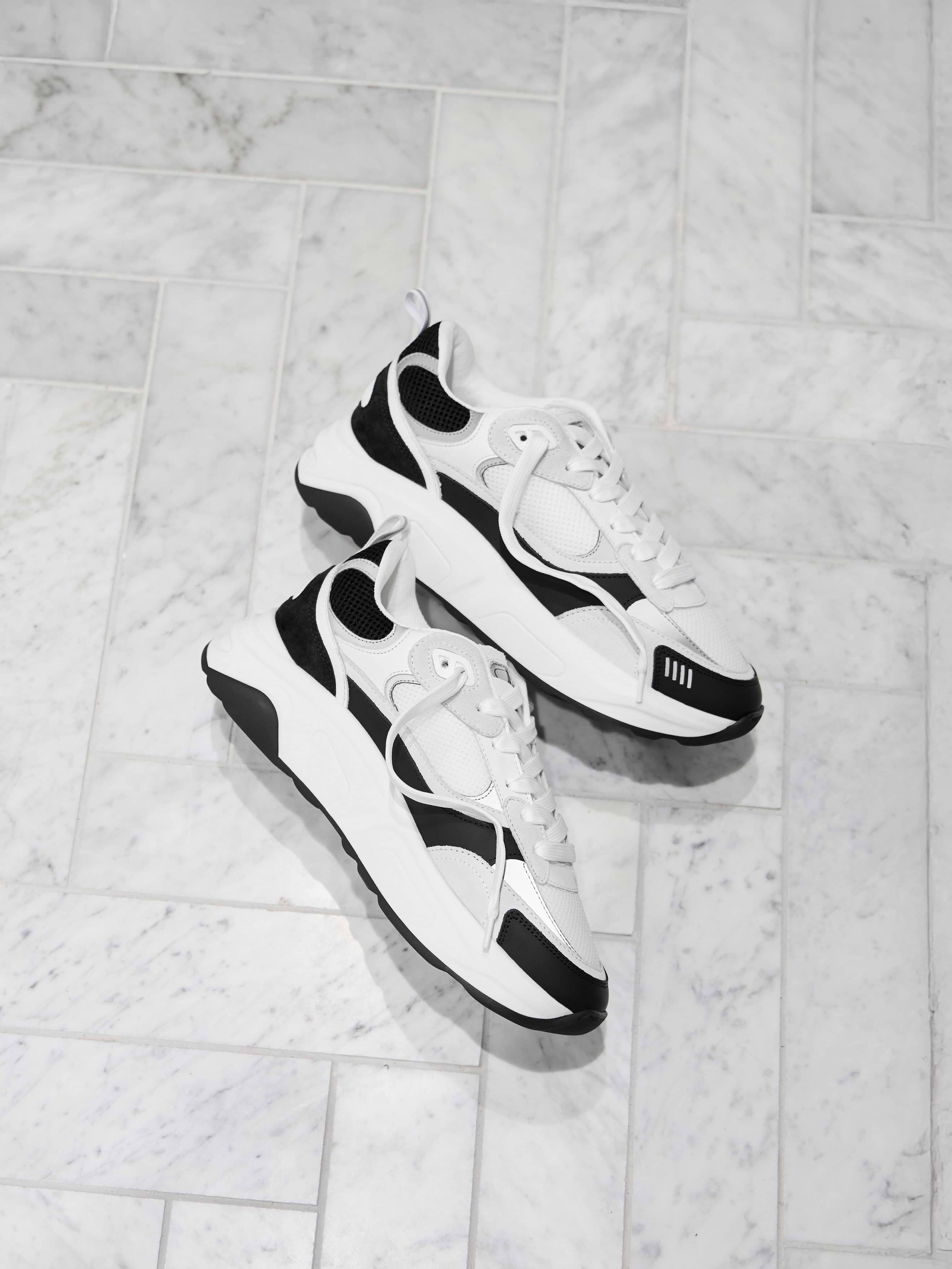 Mens Flow Runner in White Black