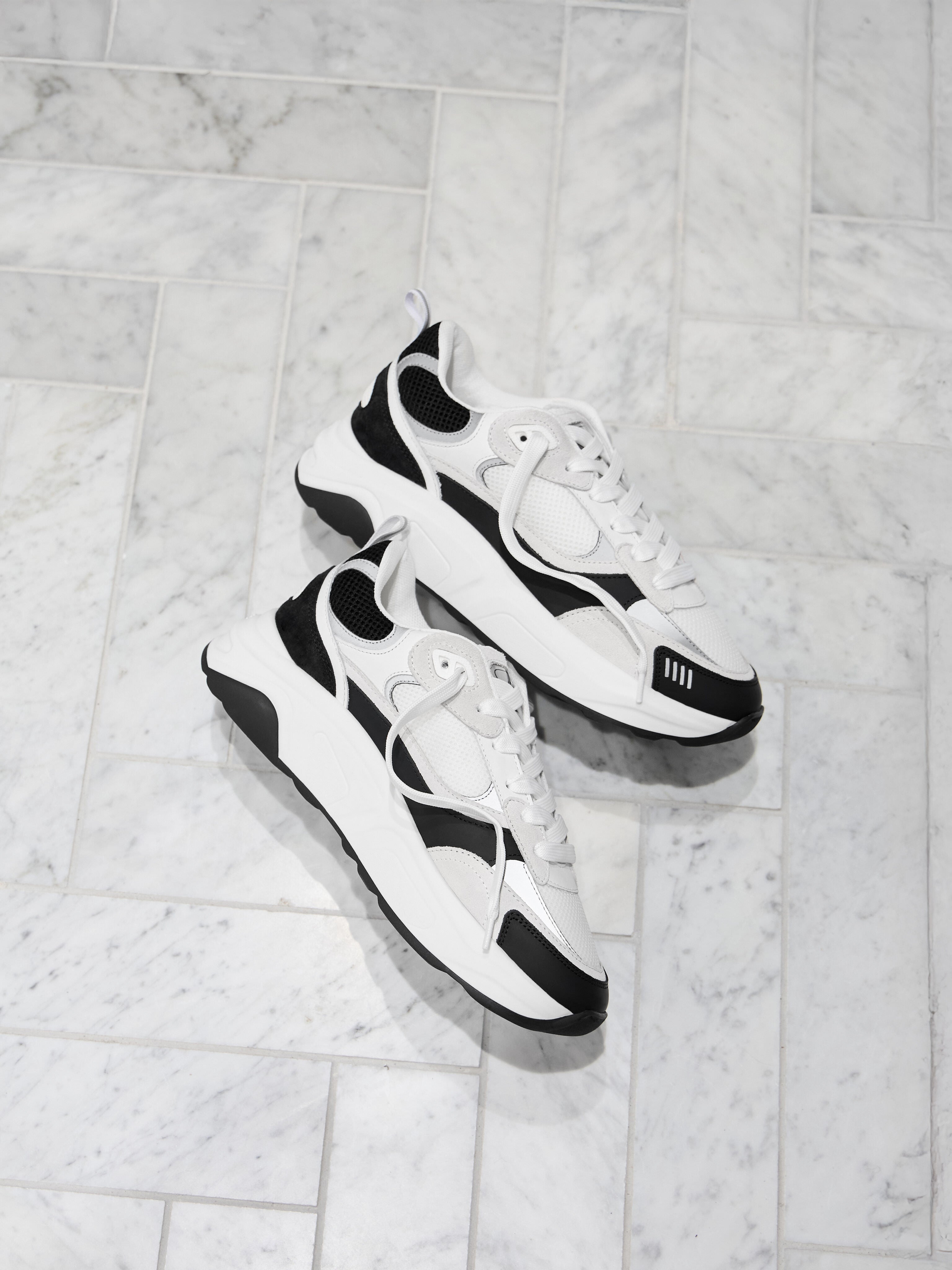 Mens Flow Runner in White Black