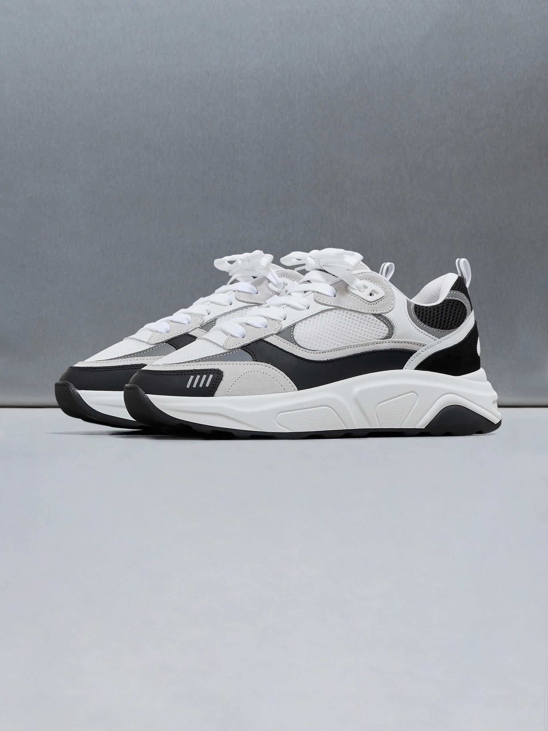 Mens Flow Runner in White Black