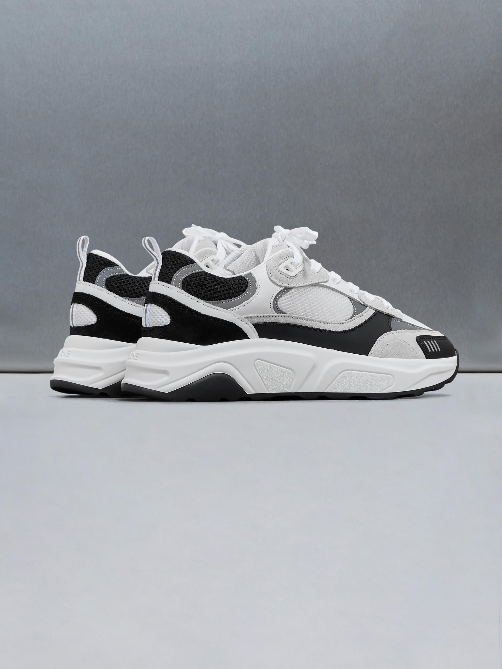 Mens Flow Runner in White Black