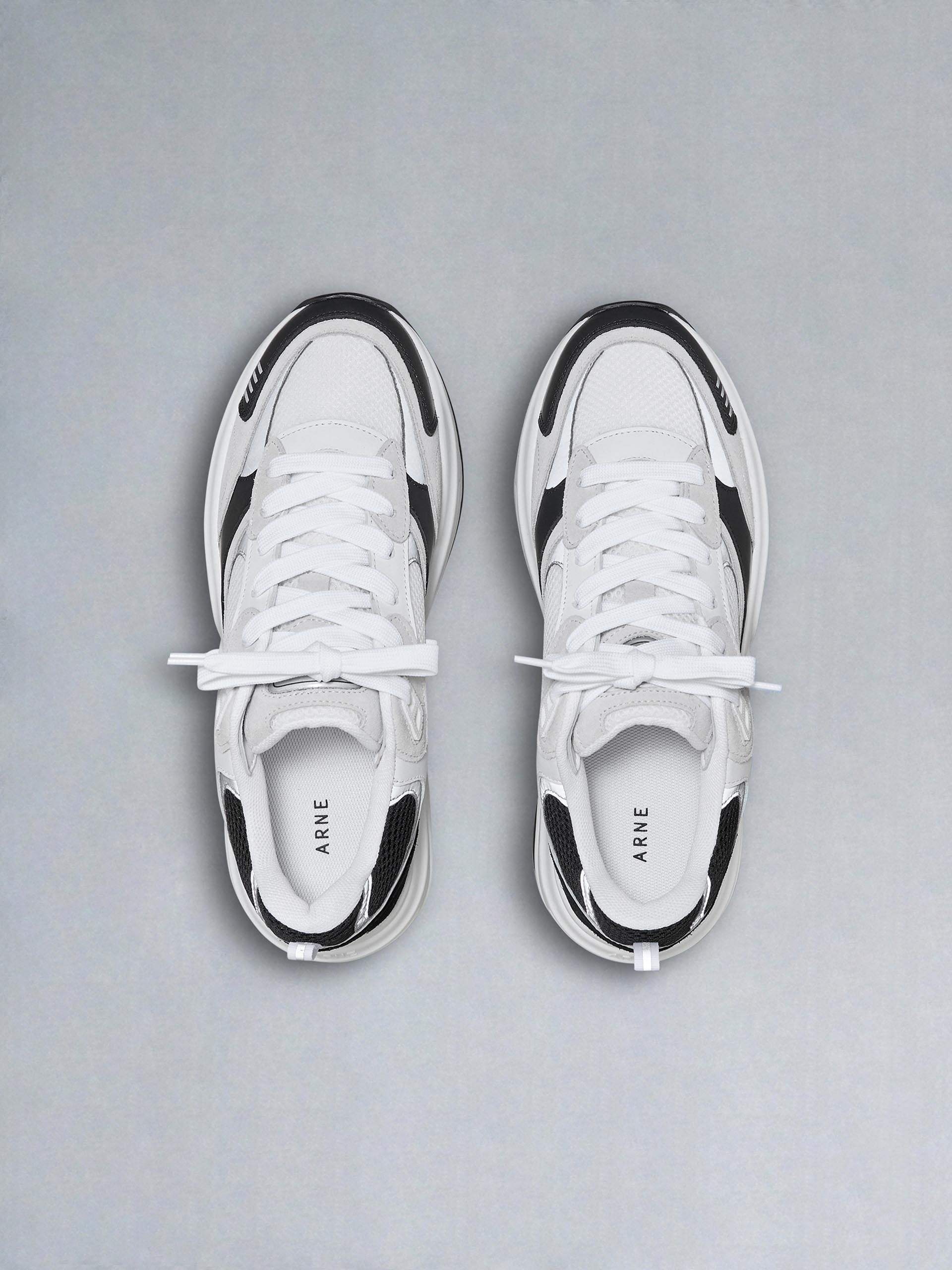 Mens Flow Runner in White Black