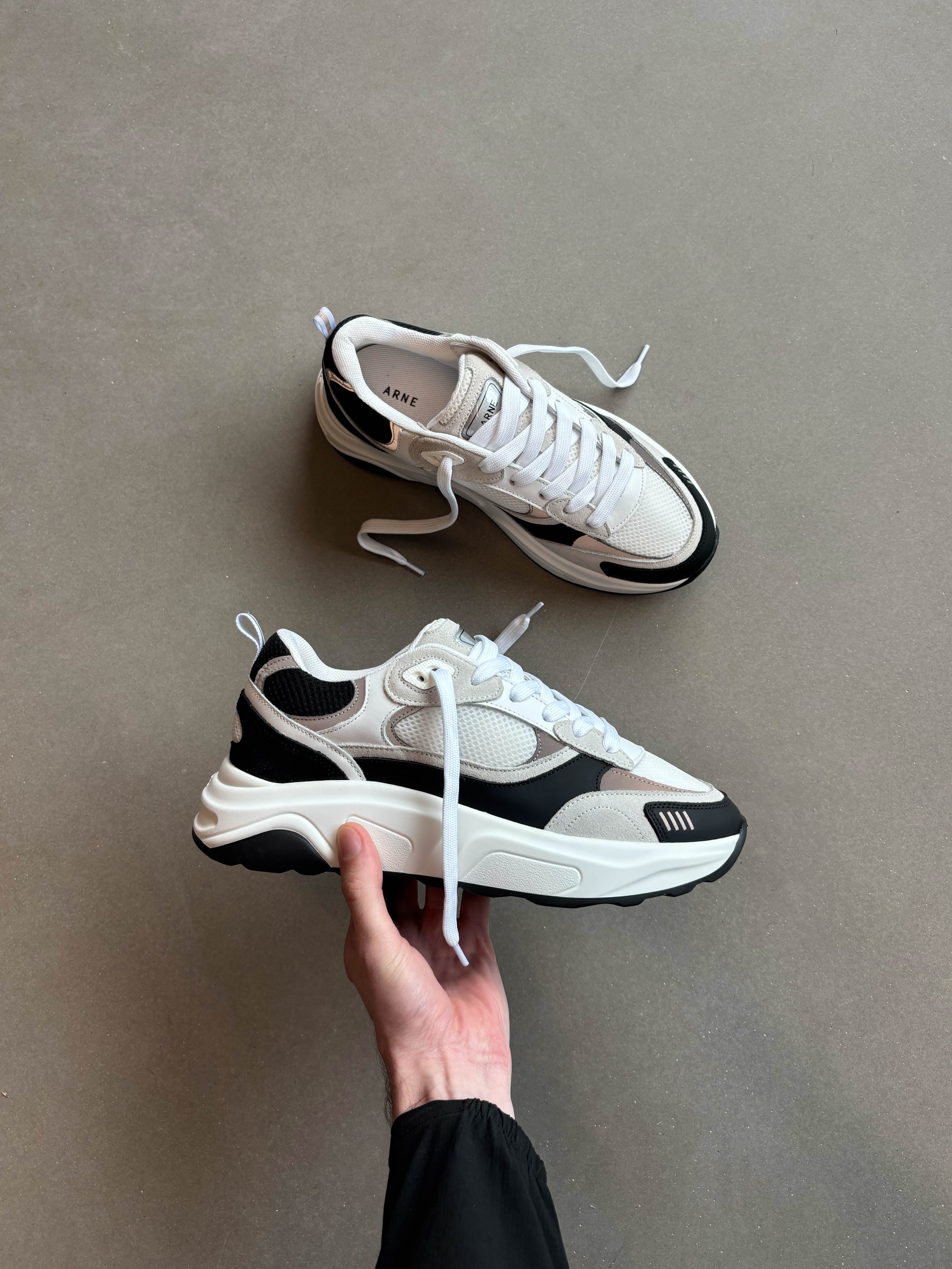 Mens Flow Runner in White Black