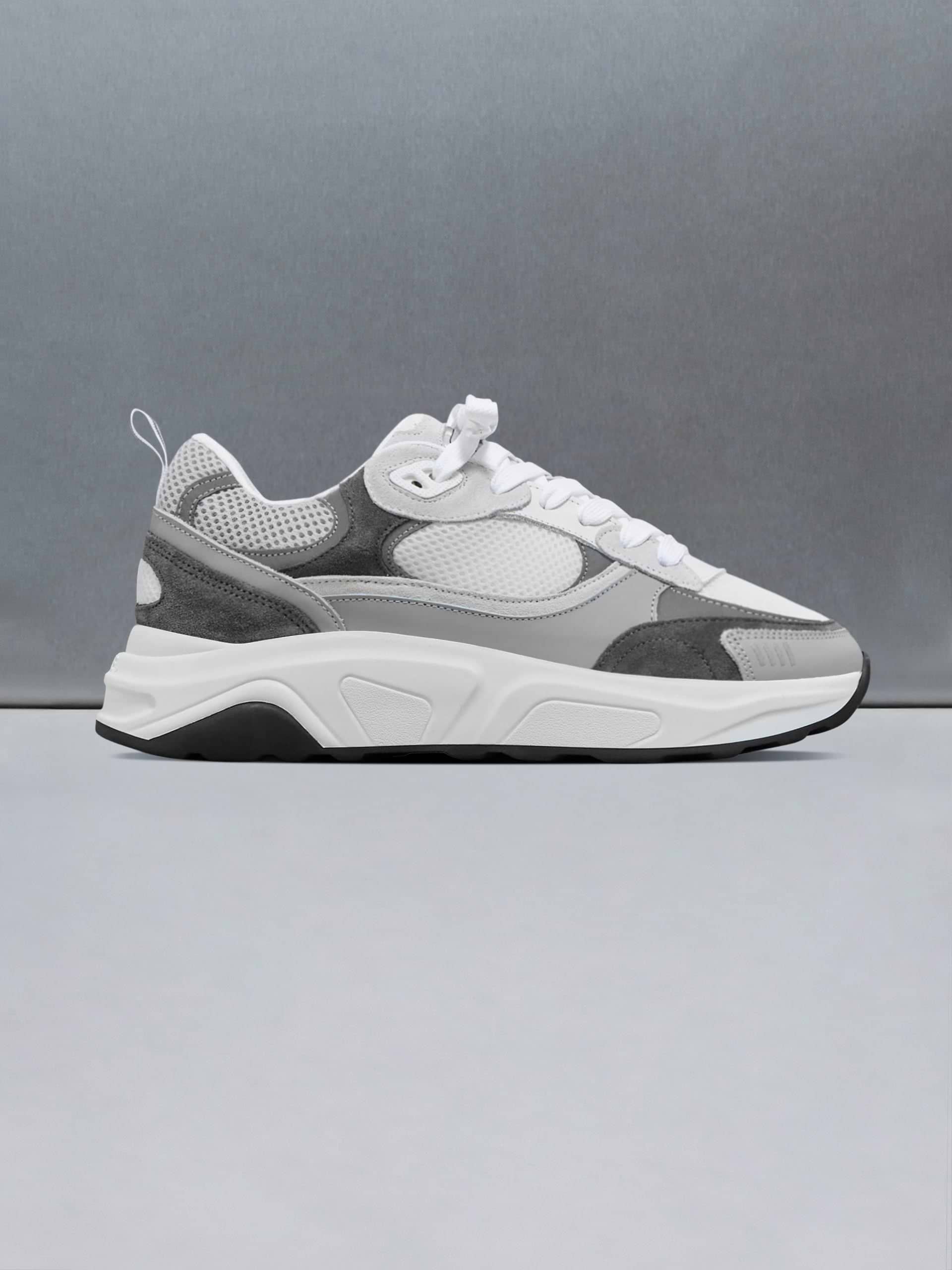 Flow Runner in White Grey