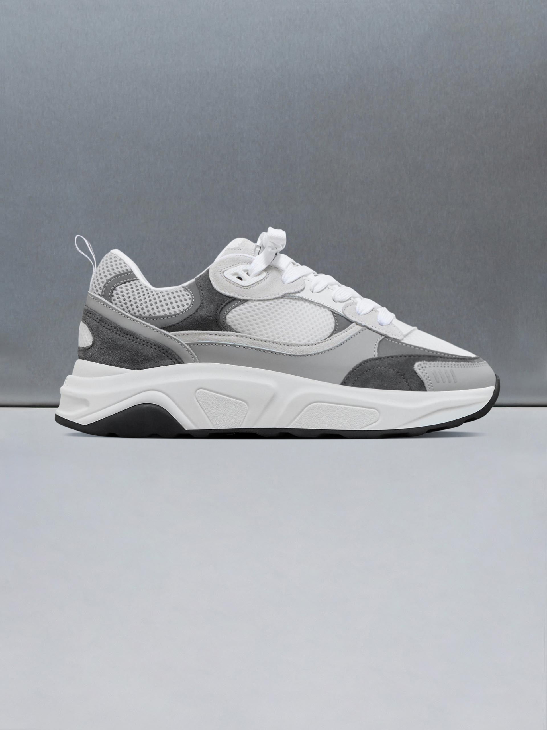 Mens Flow Runner in White Grey