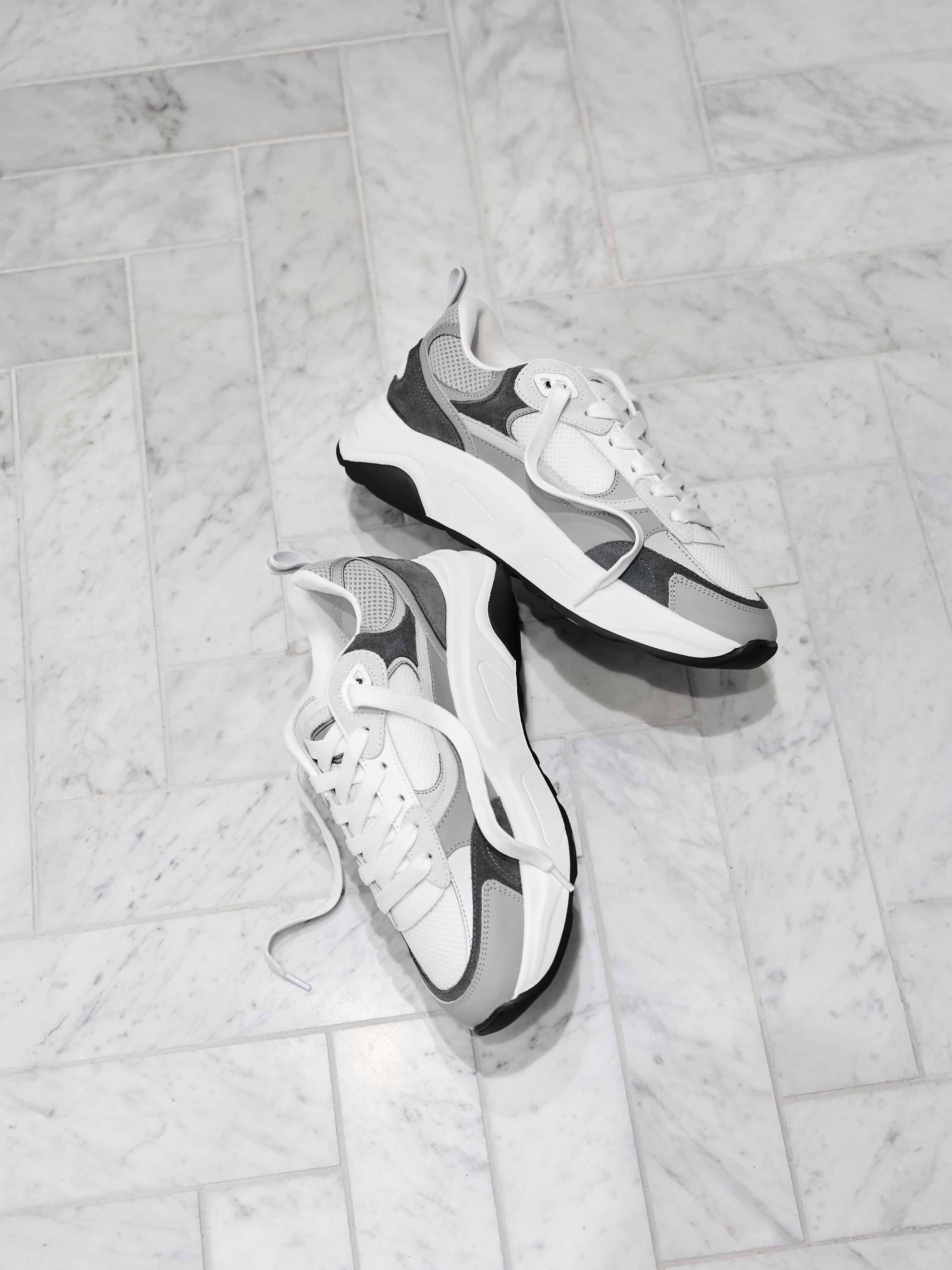 Mens Flow Runner in White Grey