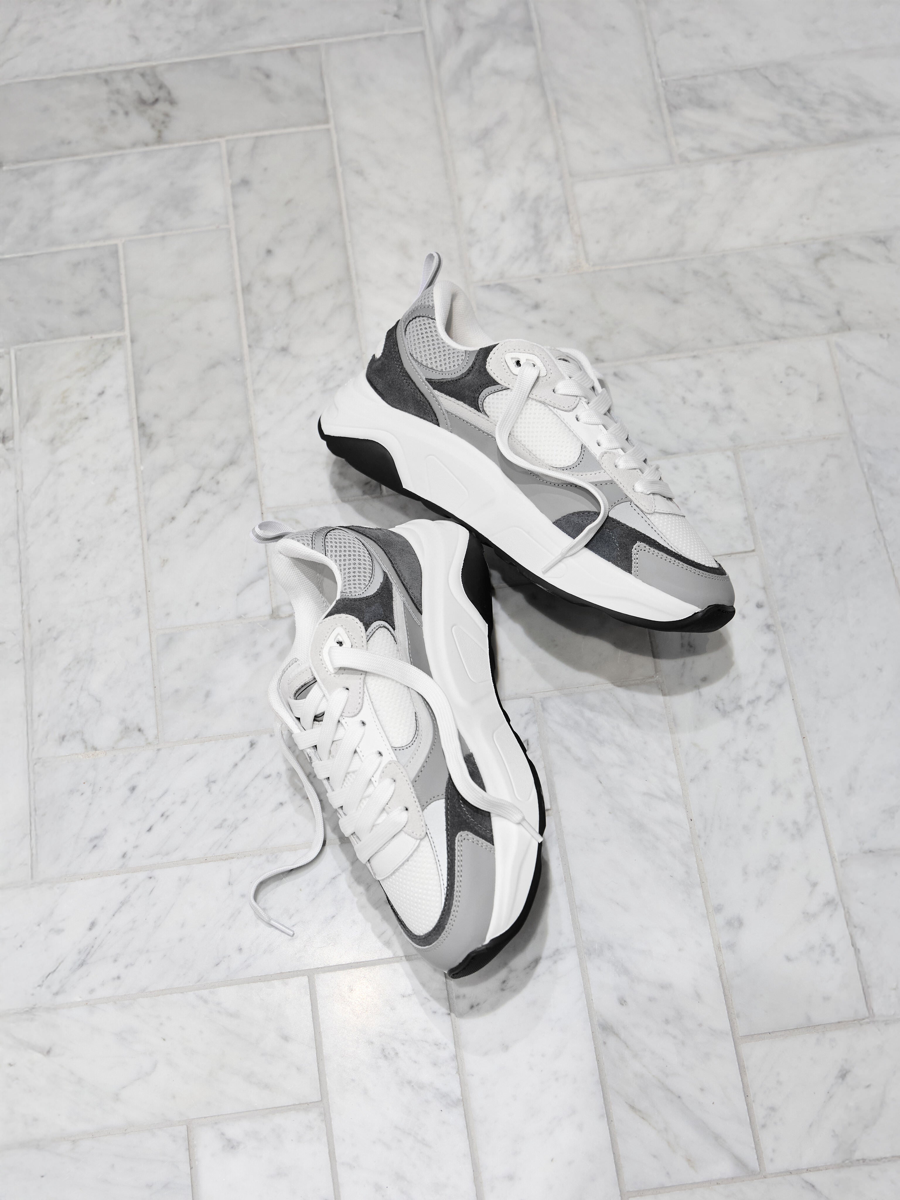 Mens Flow Runner in White Grey