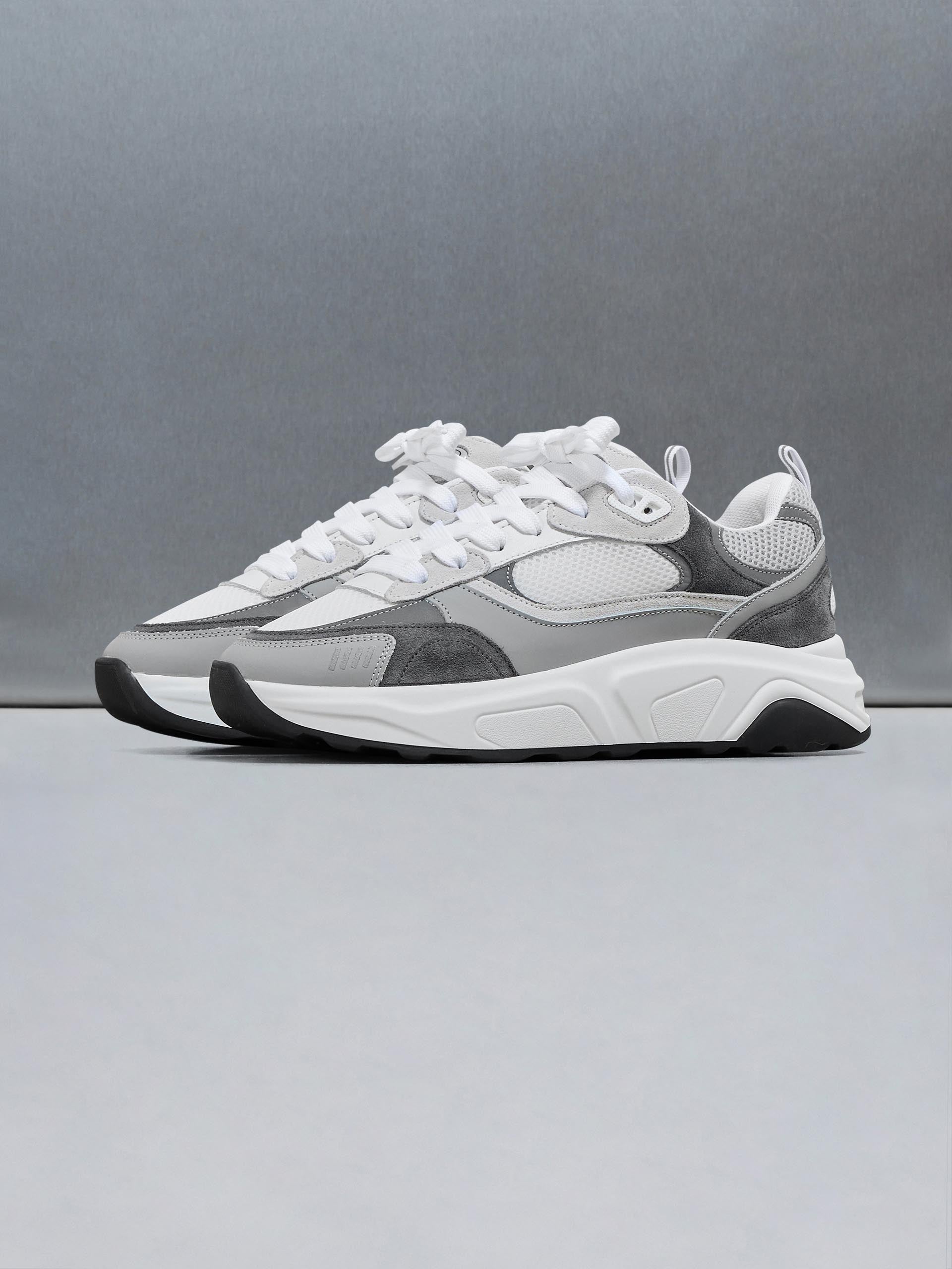 Mens Flow Runner in White Grey
