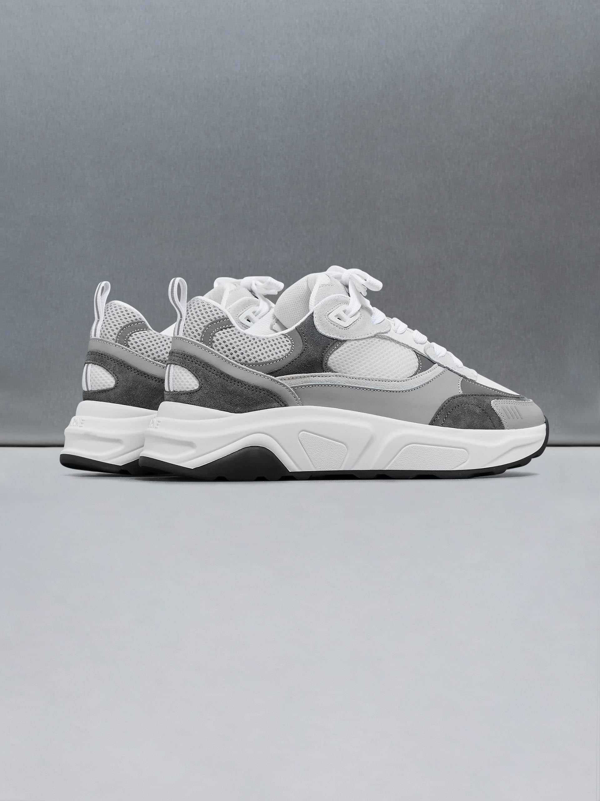 Flow Runner in White Grey