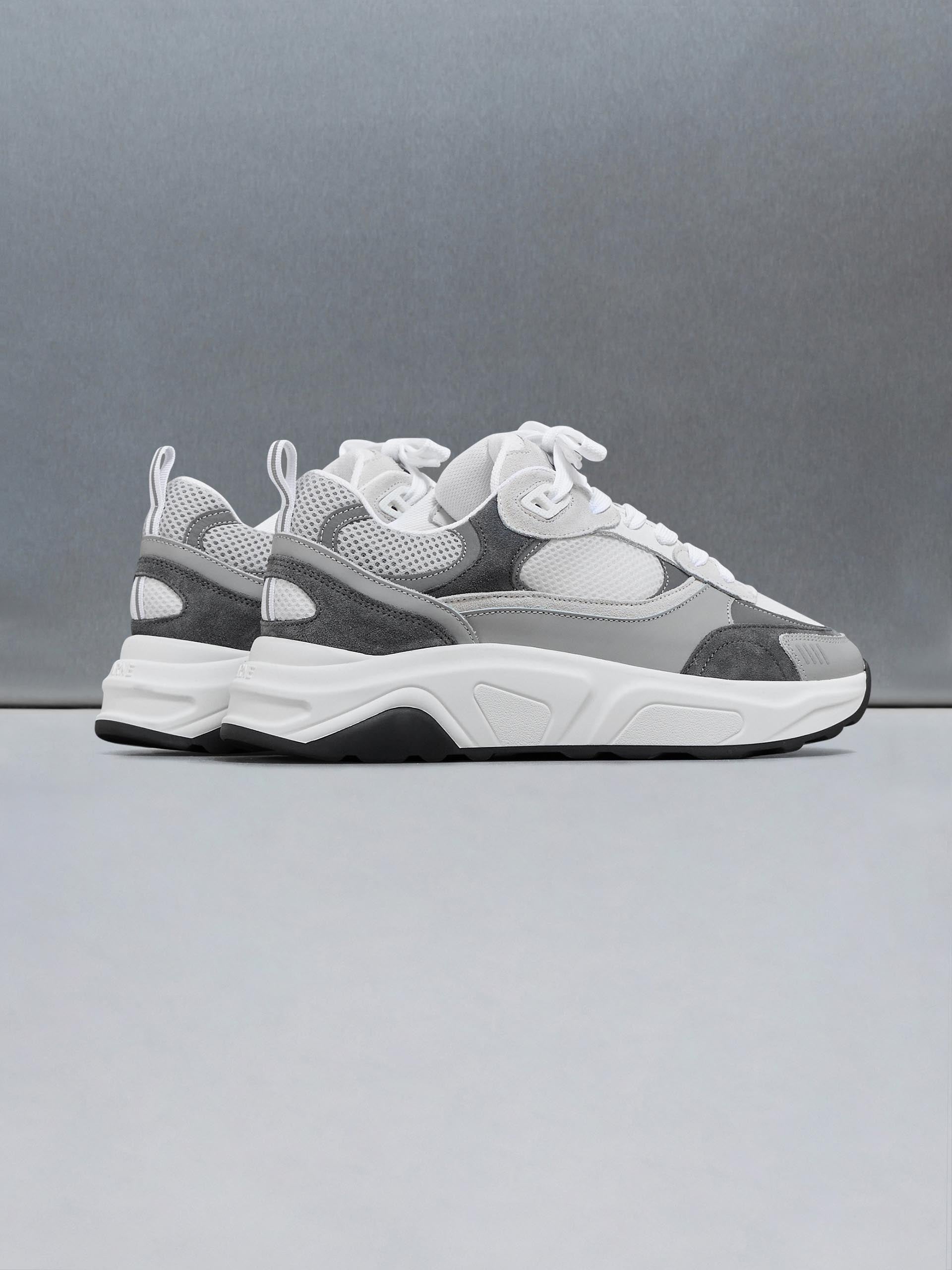 Mens Flow Runner in White Grey