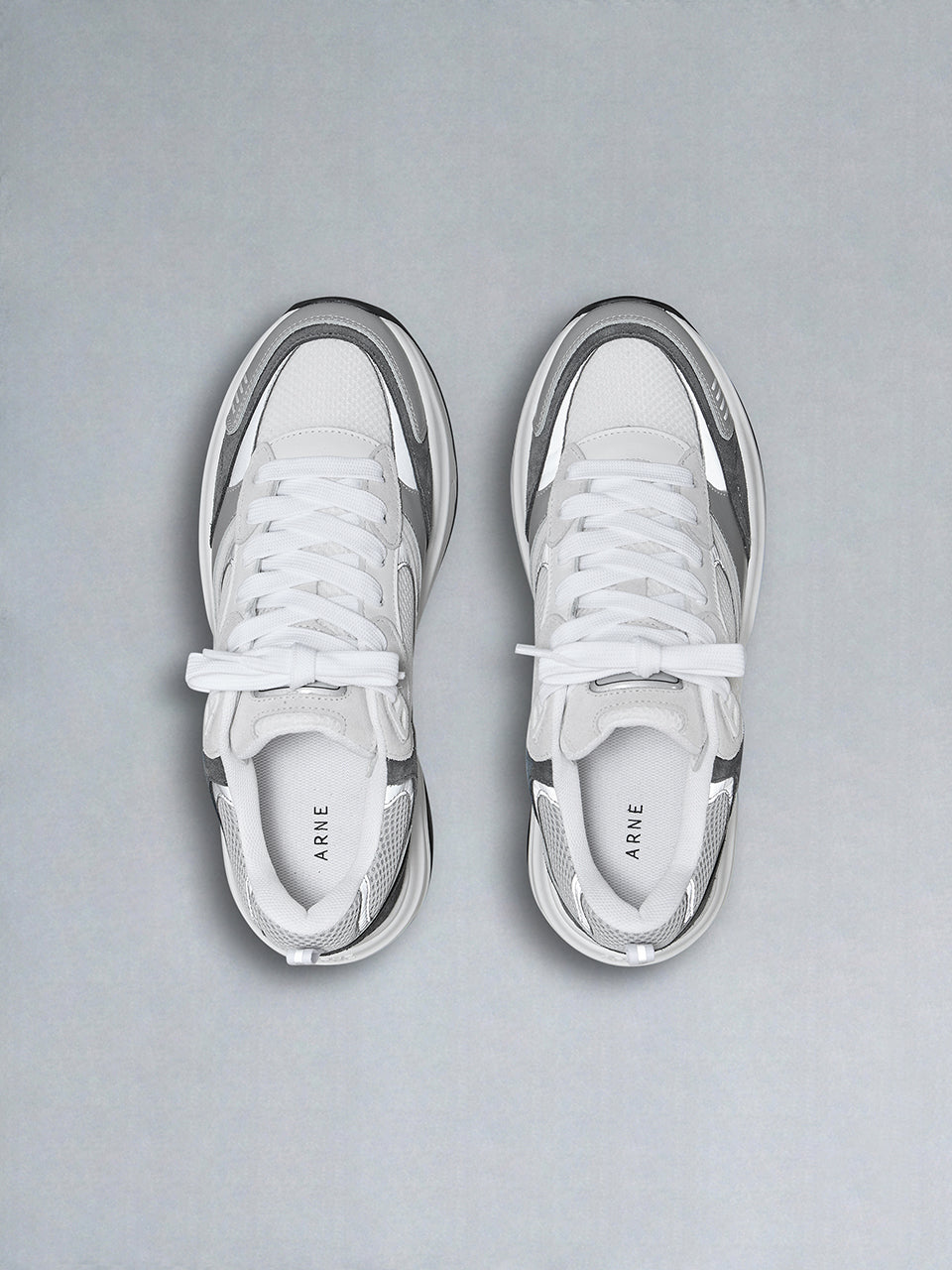 Mens Flow Runner in White Grey