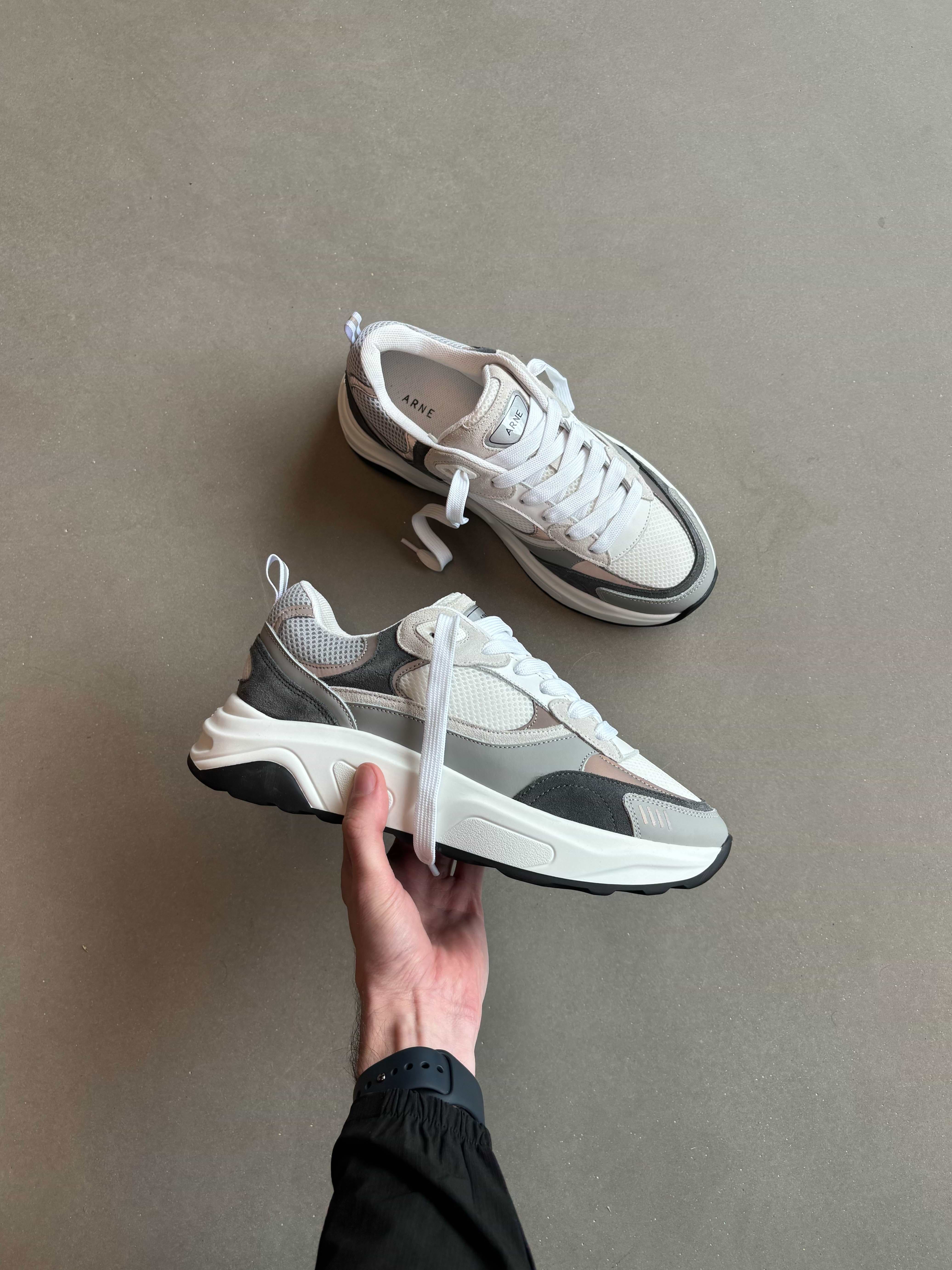 Flow Runner in White Grey