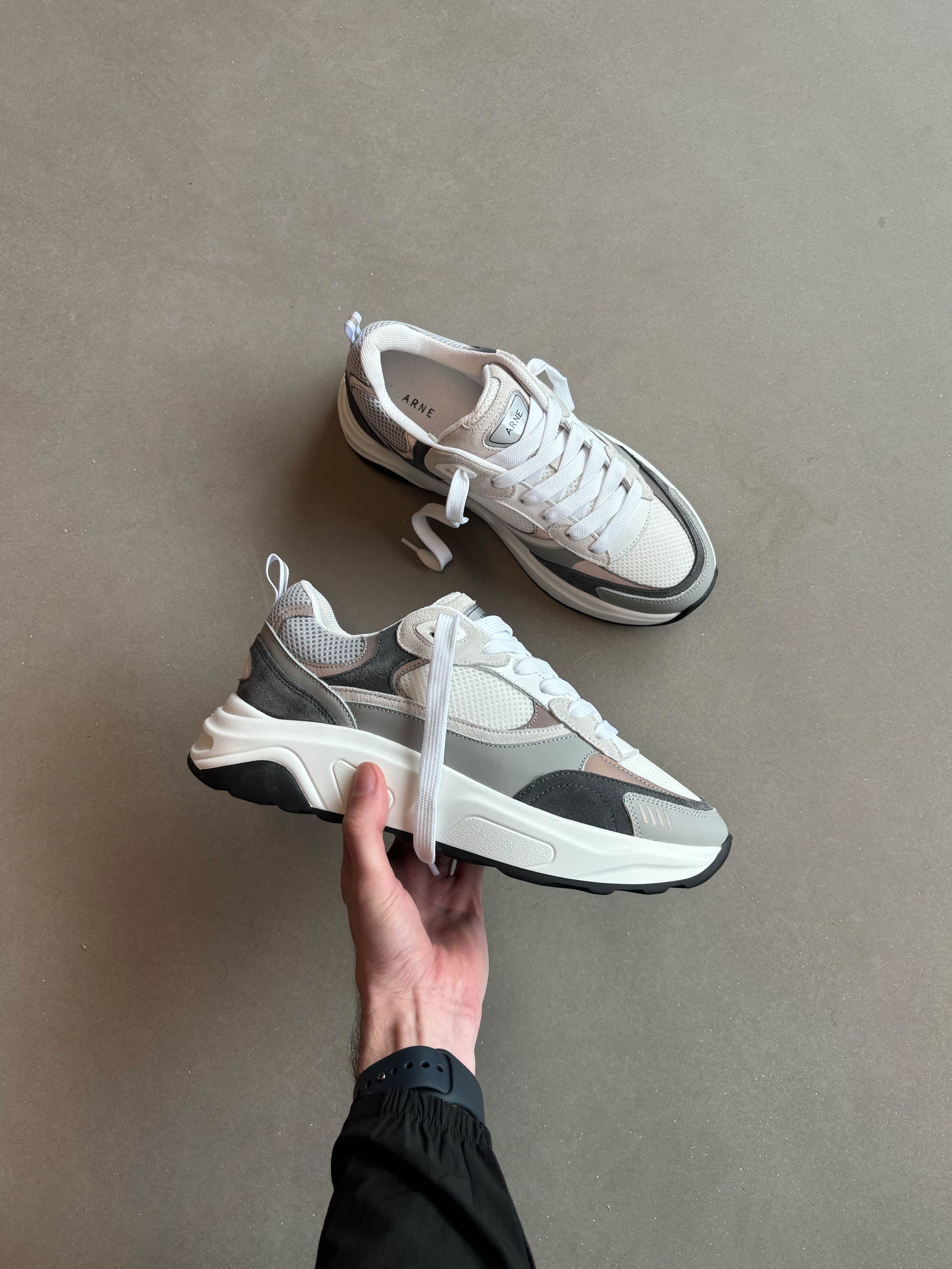 Mens Flow Runner in White Grey