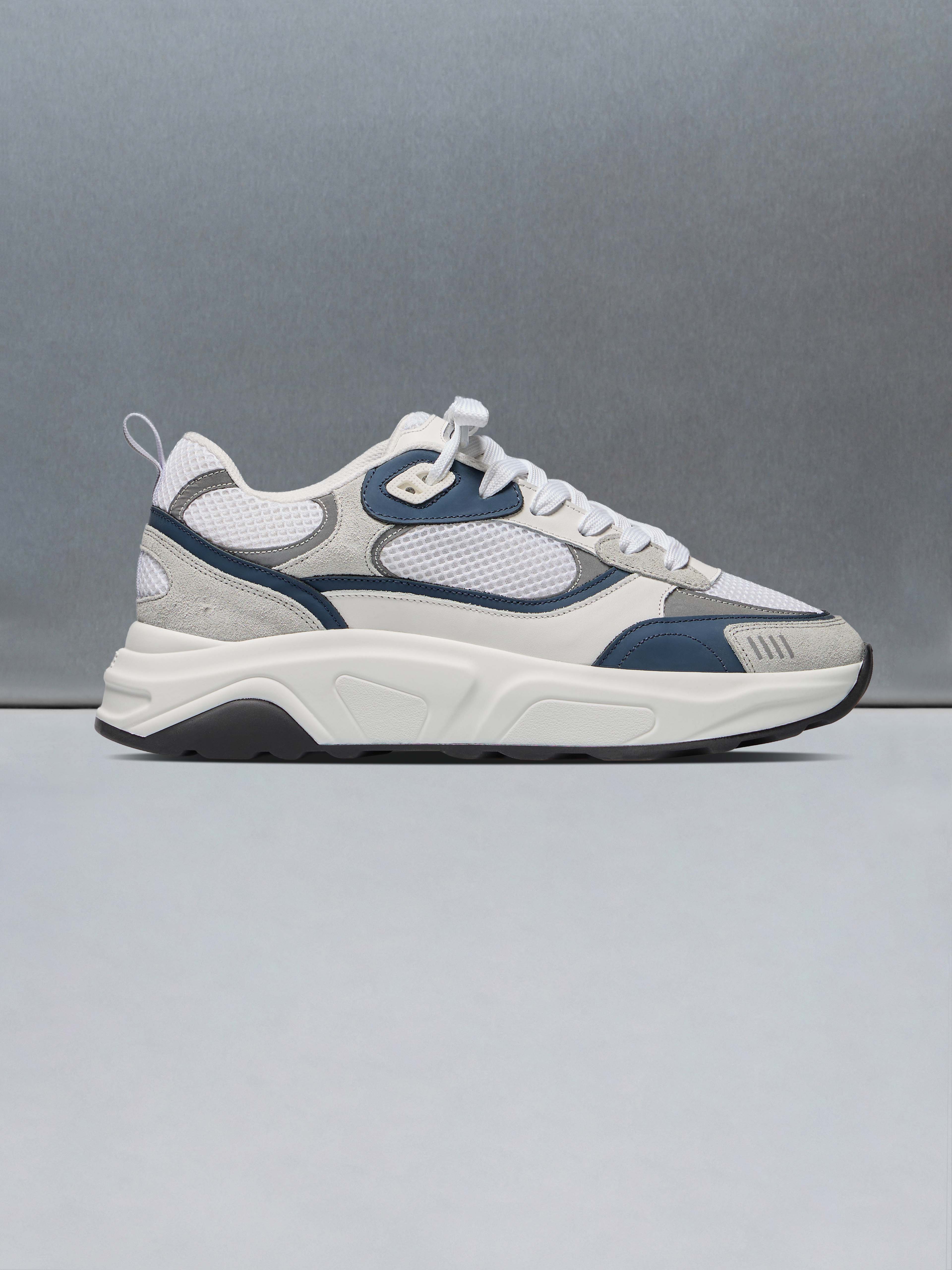 Mens Flow Runner in White Navy