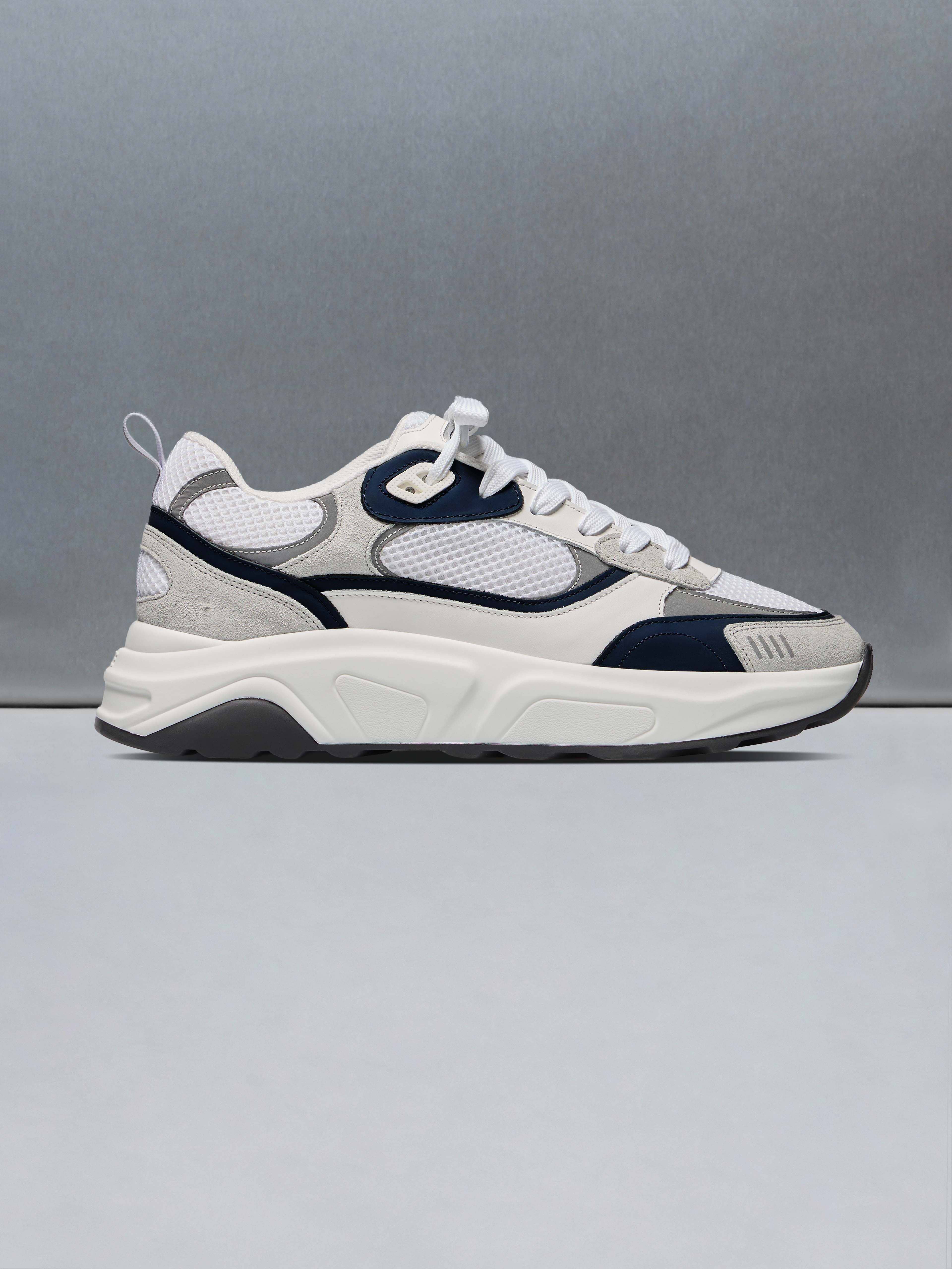 Flow Runner in White Navy
