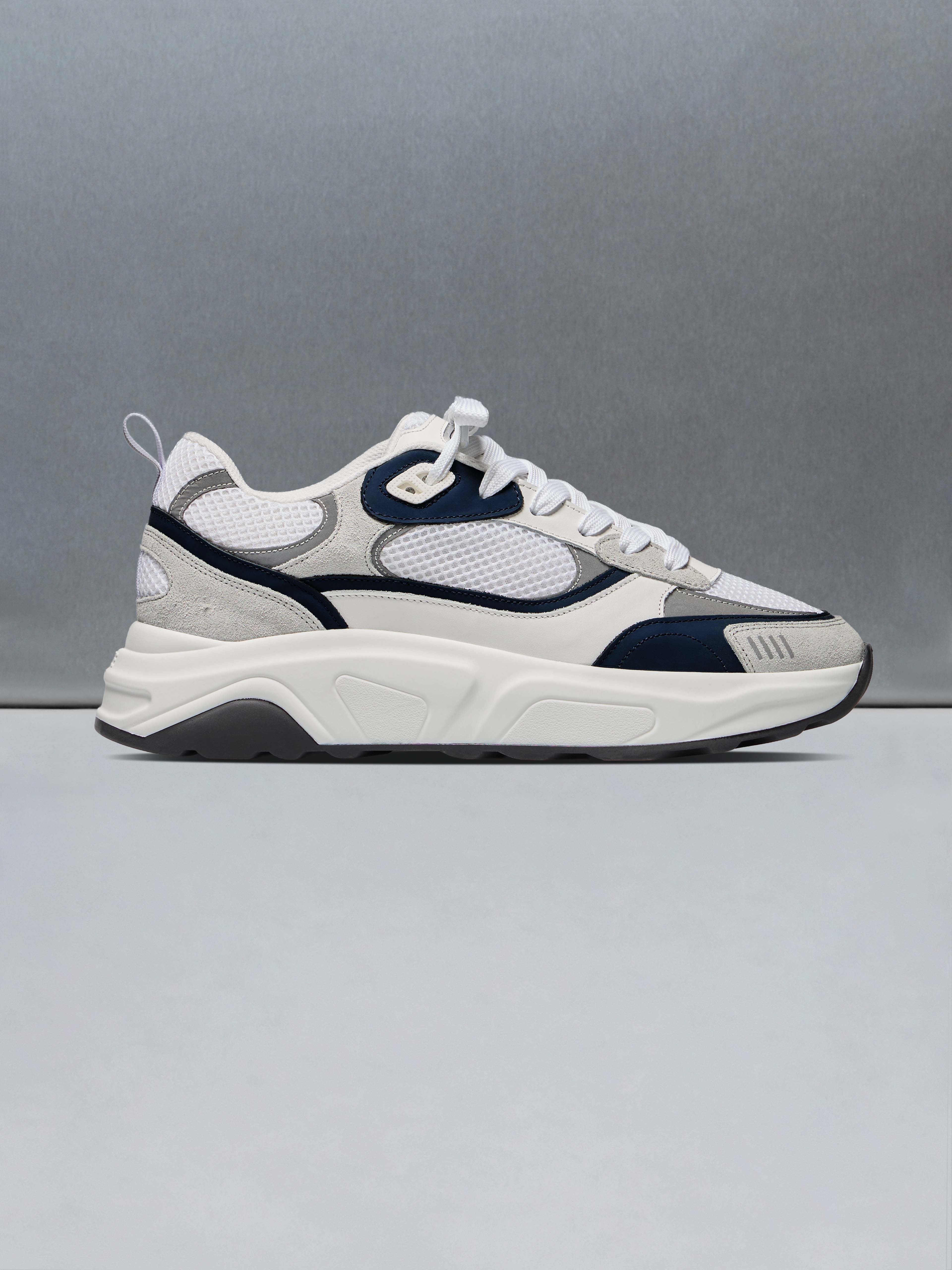 Flow Runner in White Navy