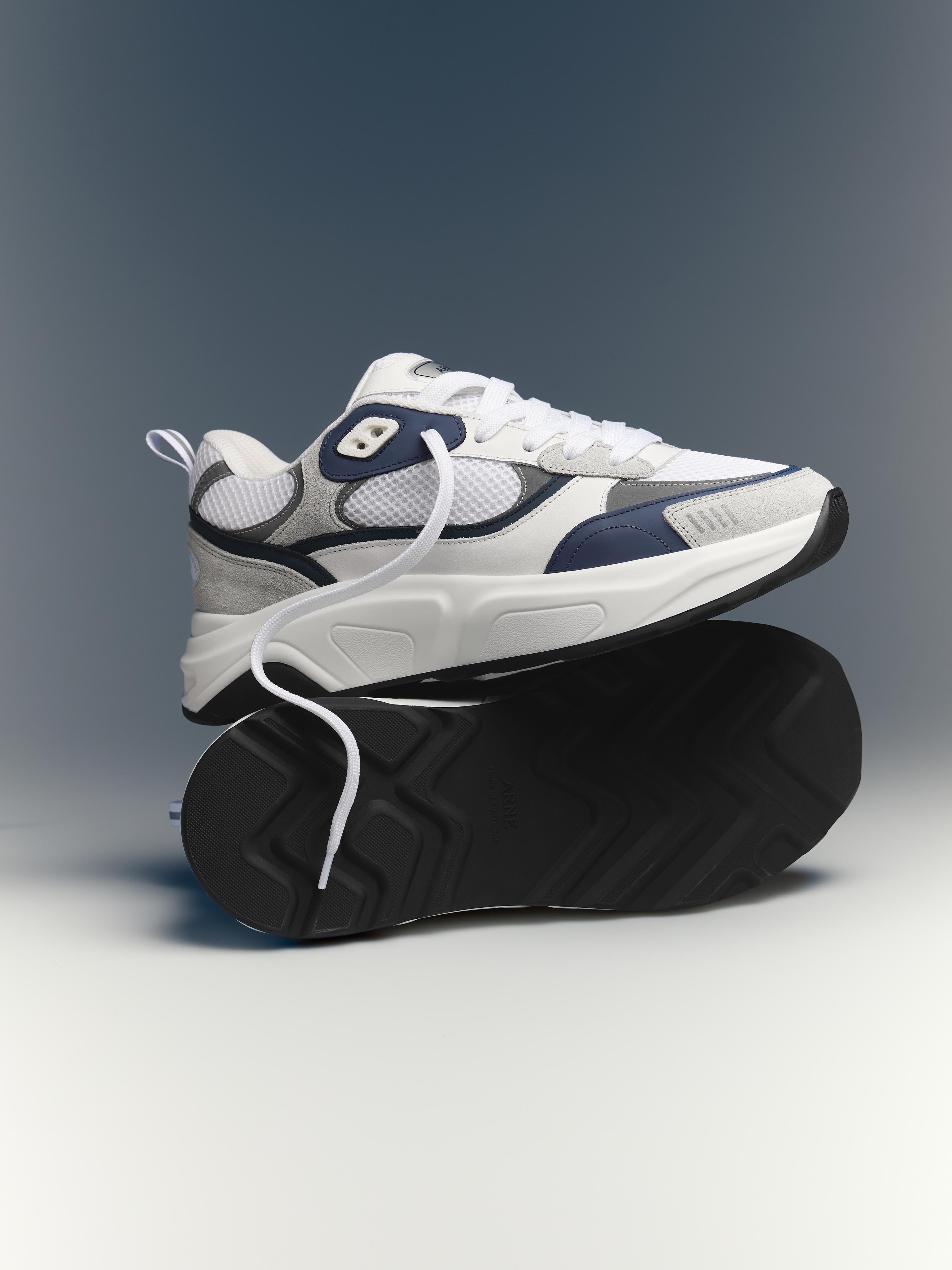 Mens Flow Runner in White Navy