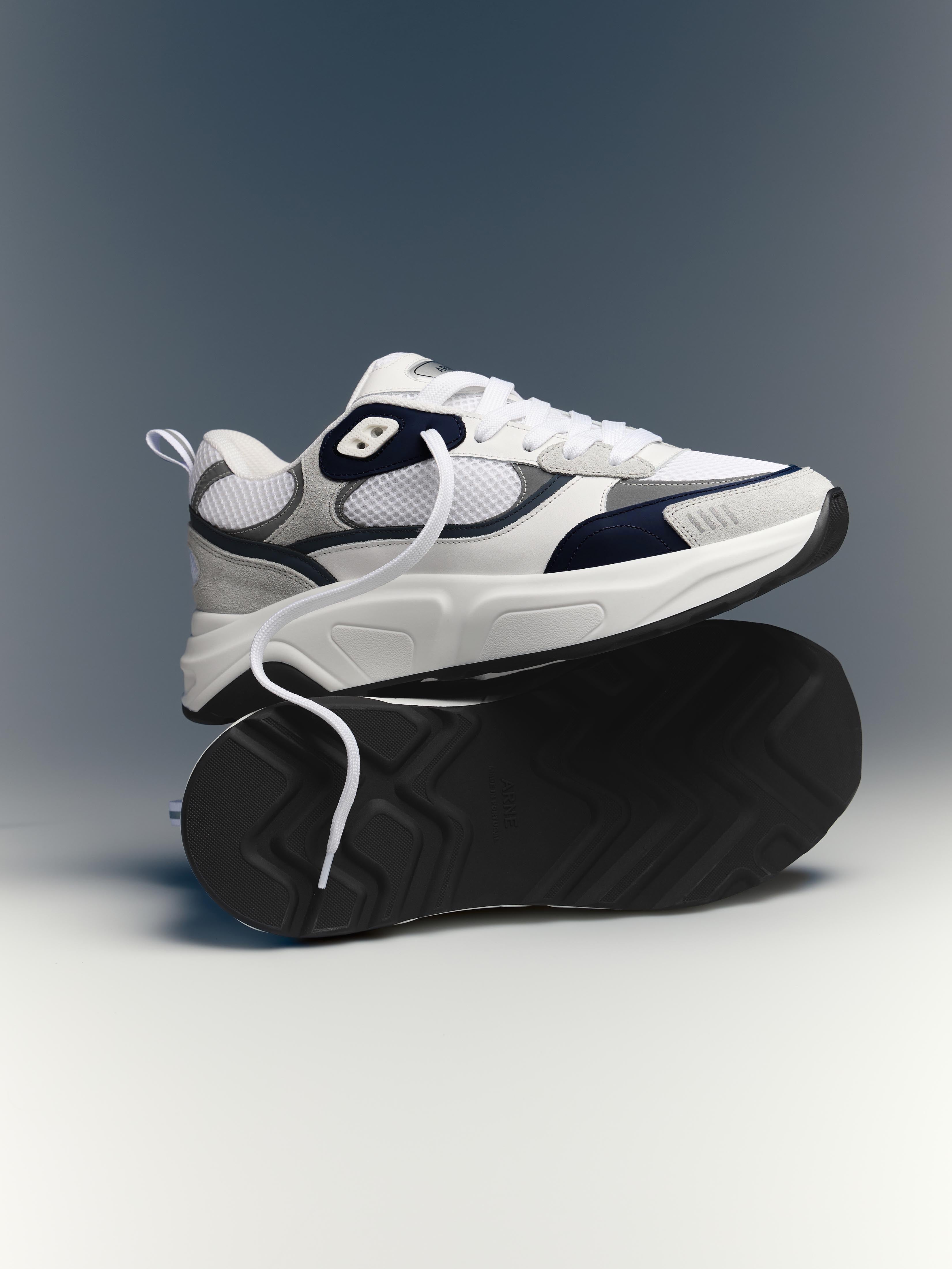 Flow Runner in White Navy