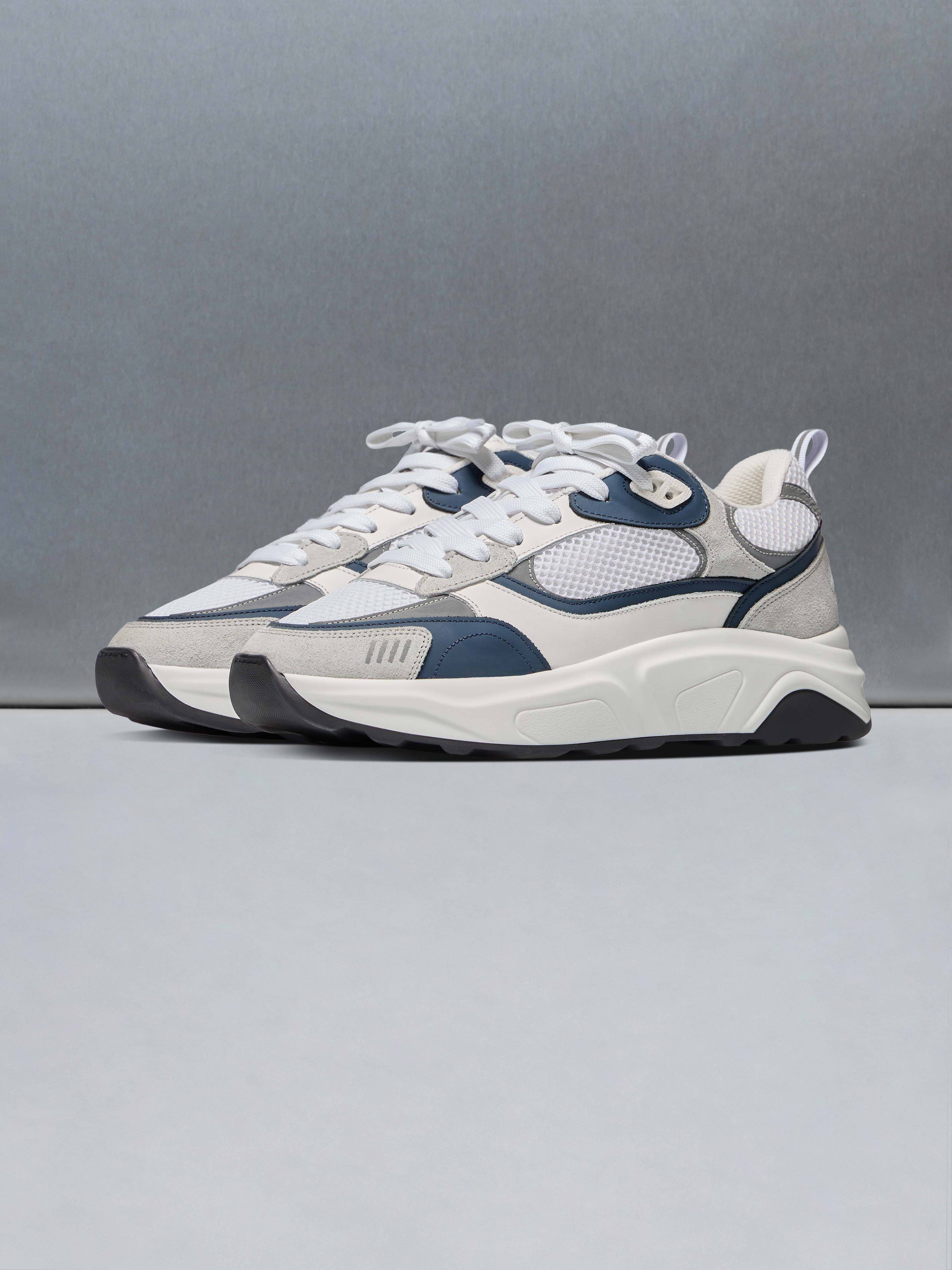 Flow Runner in White Navy