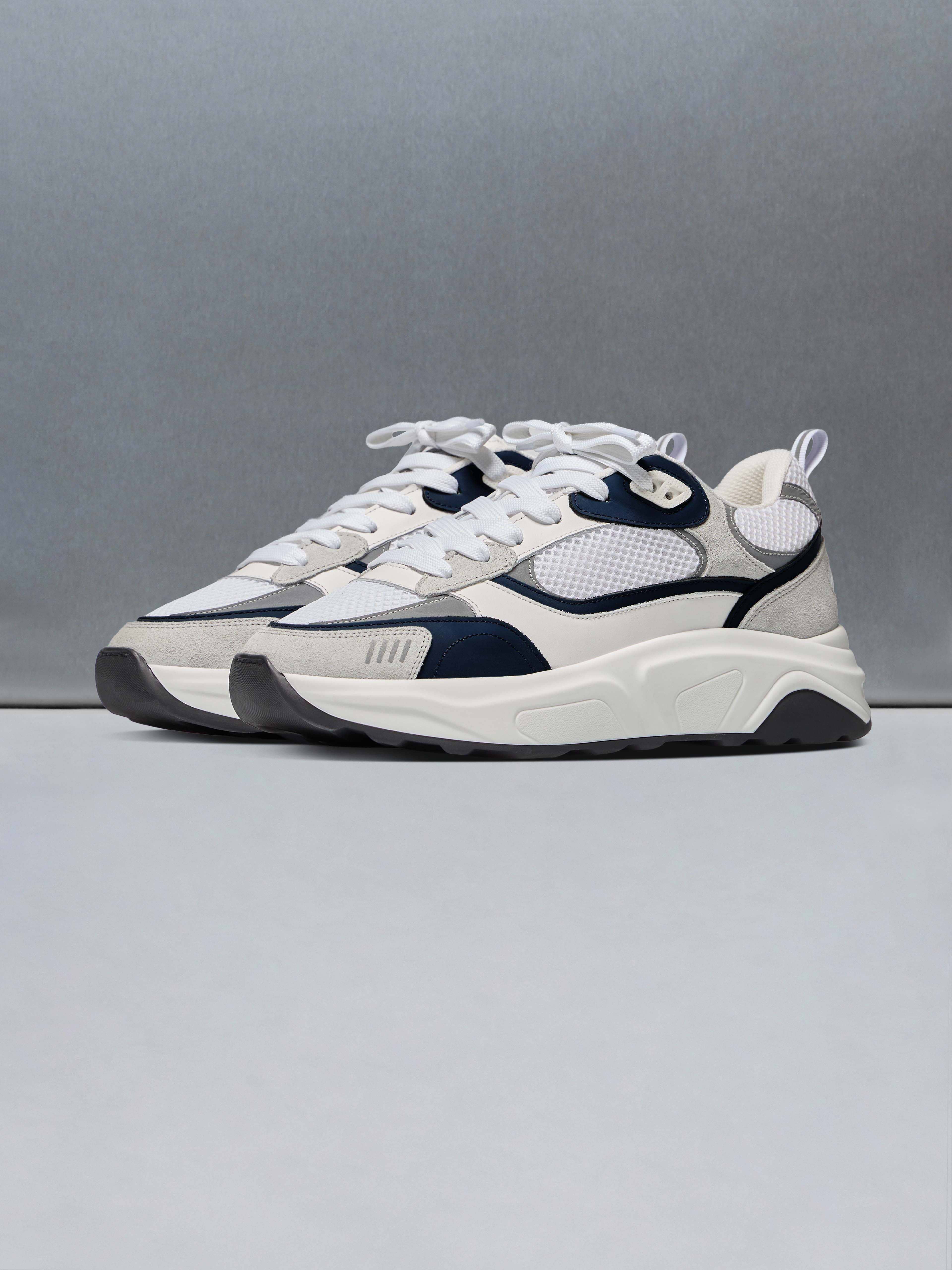 Flow Runner in White Navy