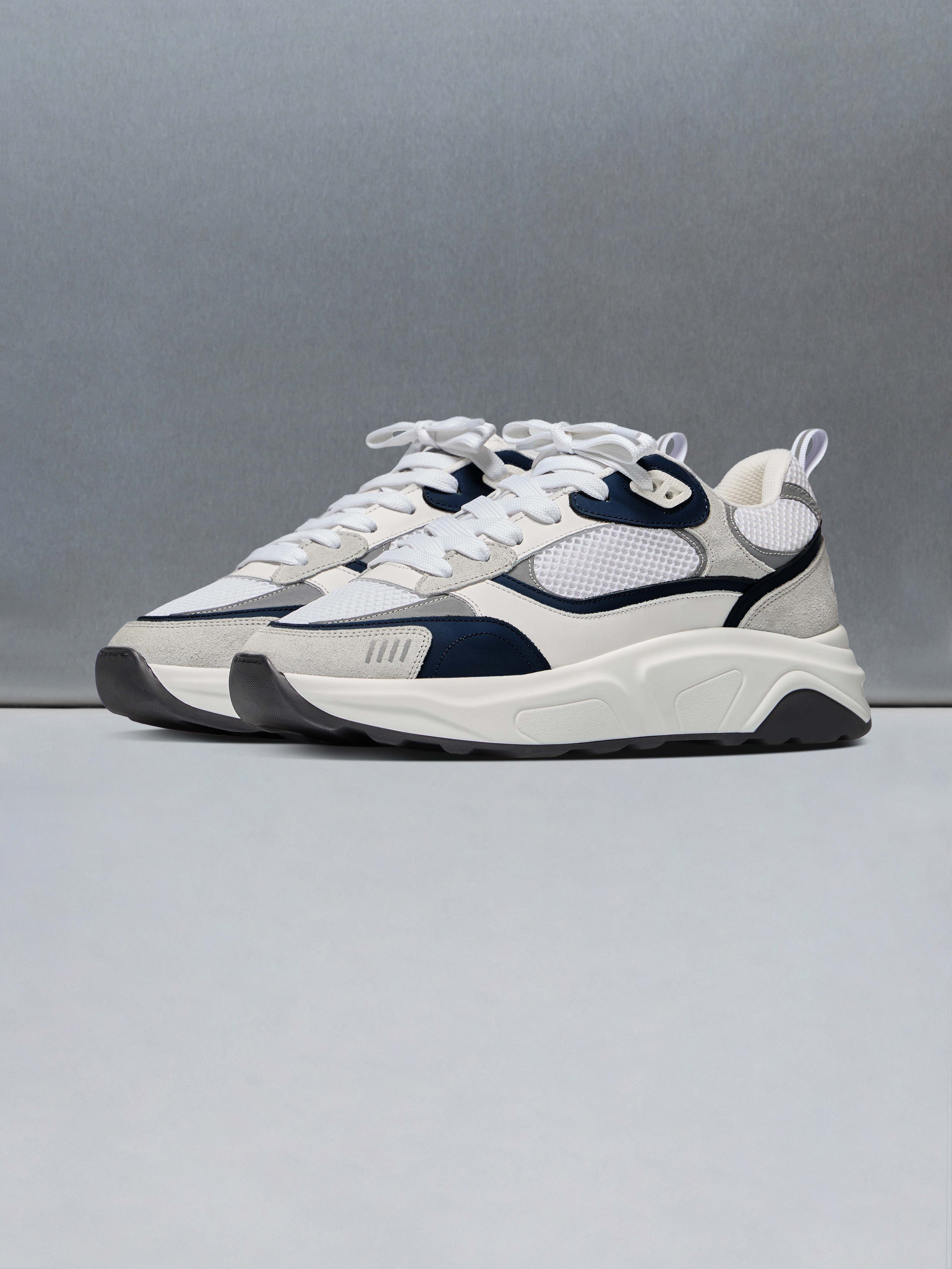 Flow Runner in White Navy