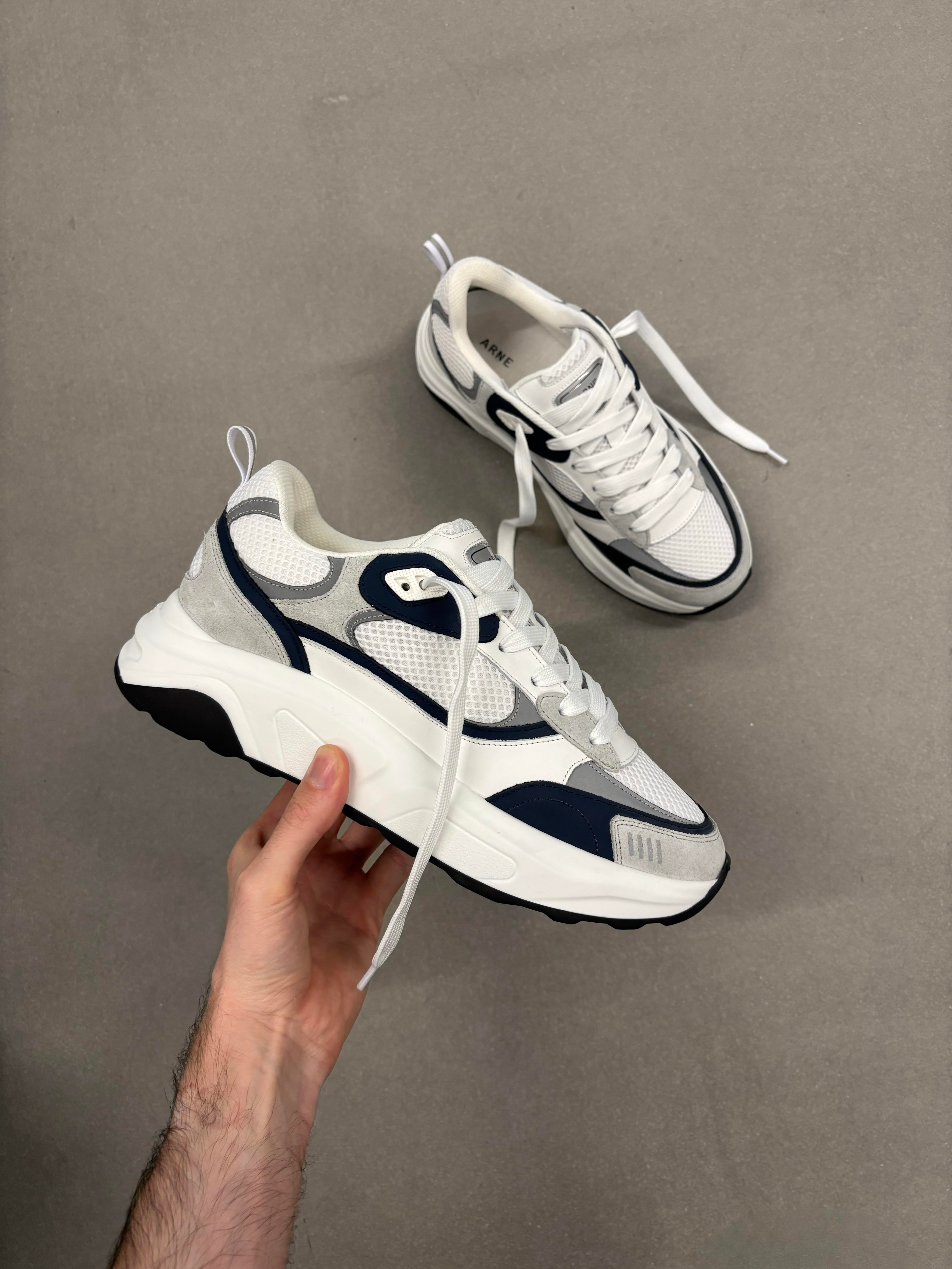 Mens Flow Runner in White Navy