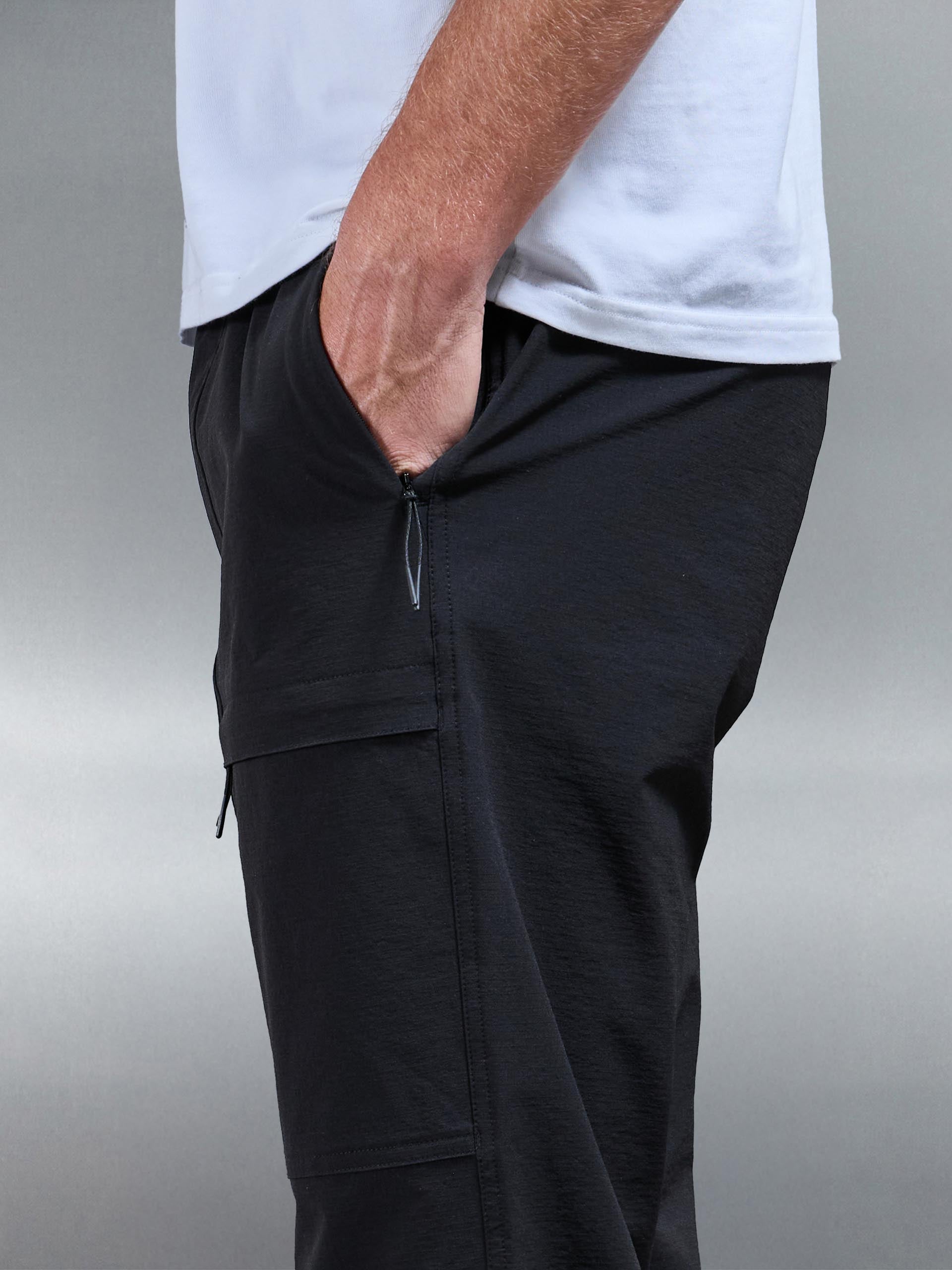 Mens Front Pocket Technical Cargo Pant in Black