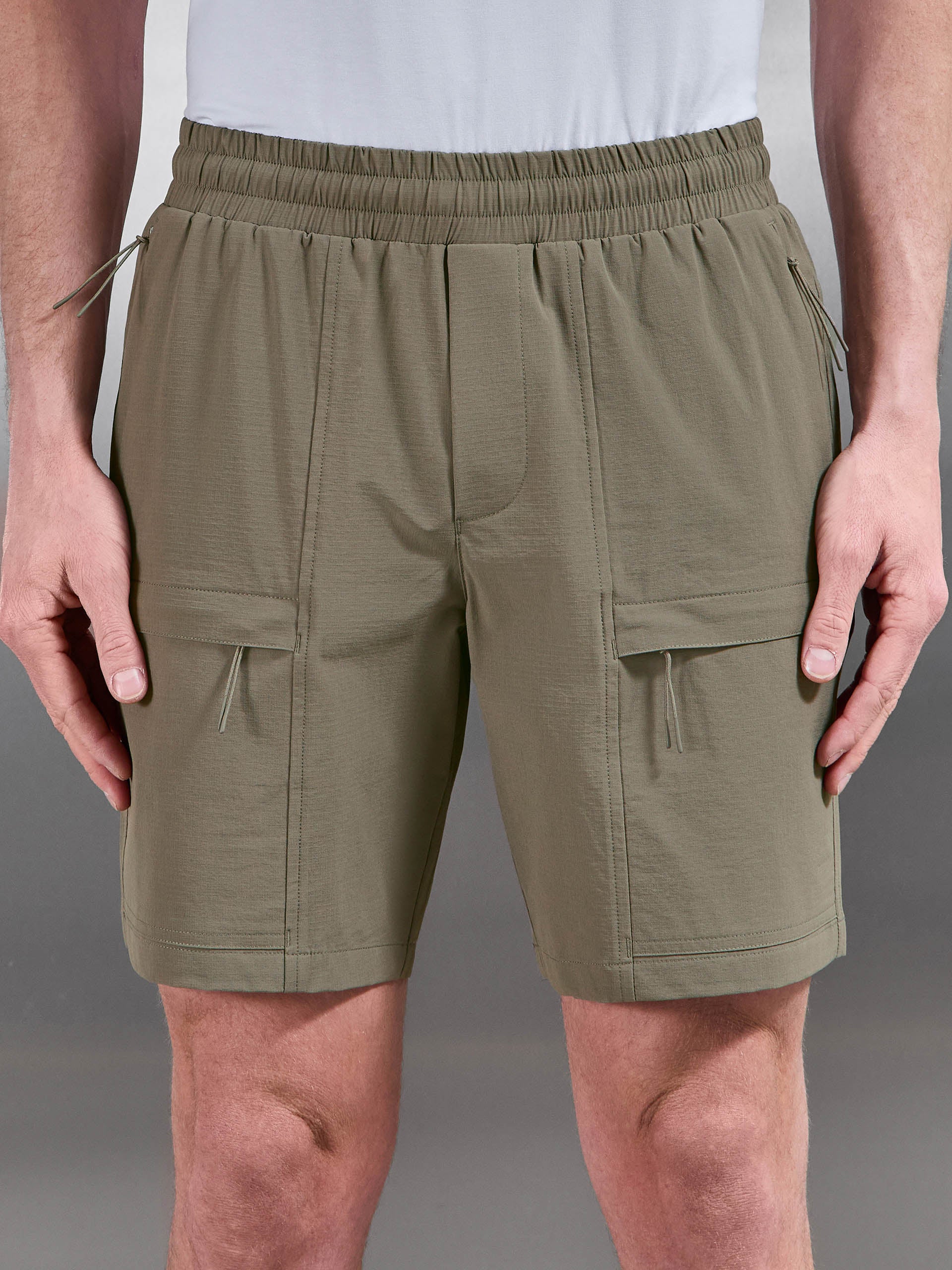 Mens Front Pocket Technical Cargo Short in Olive
