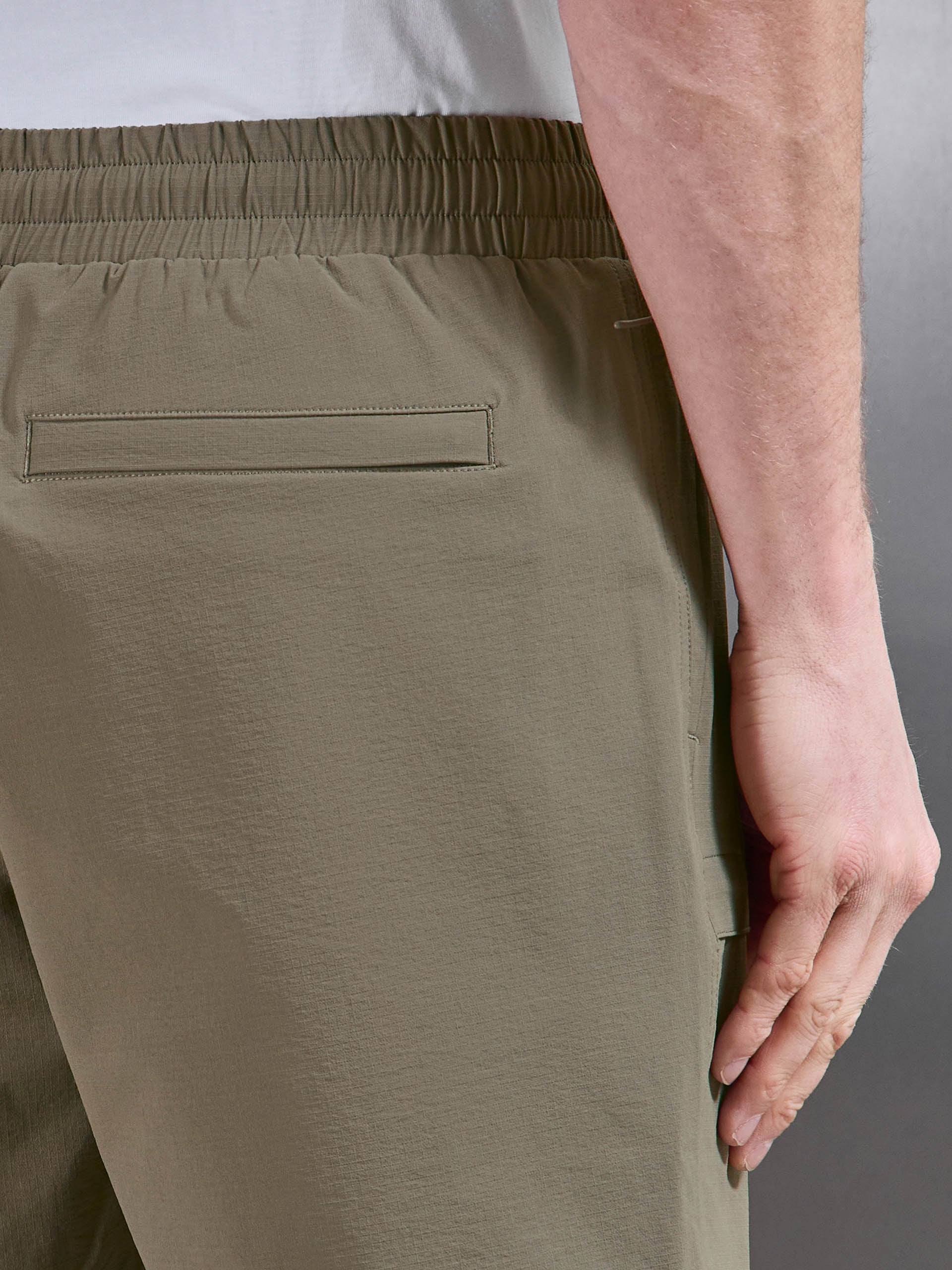 Mens Front Pocket Technical Cargo Short in Olive