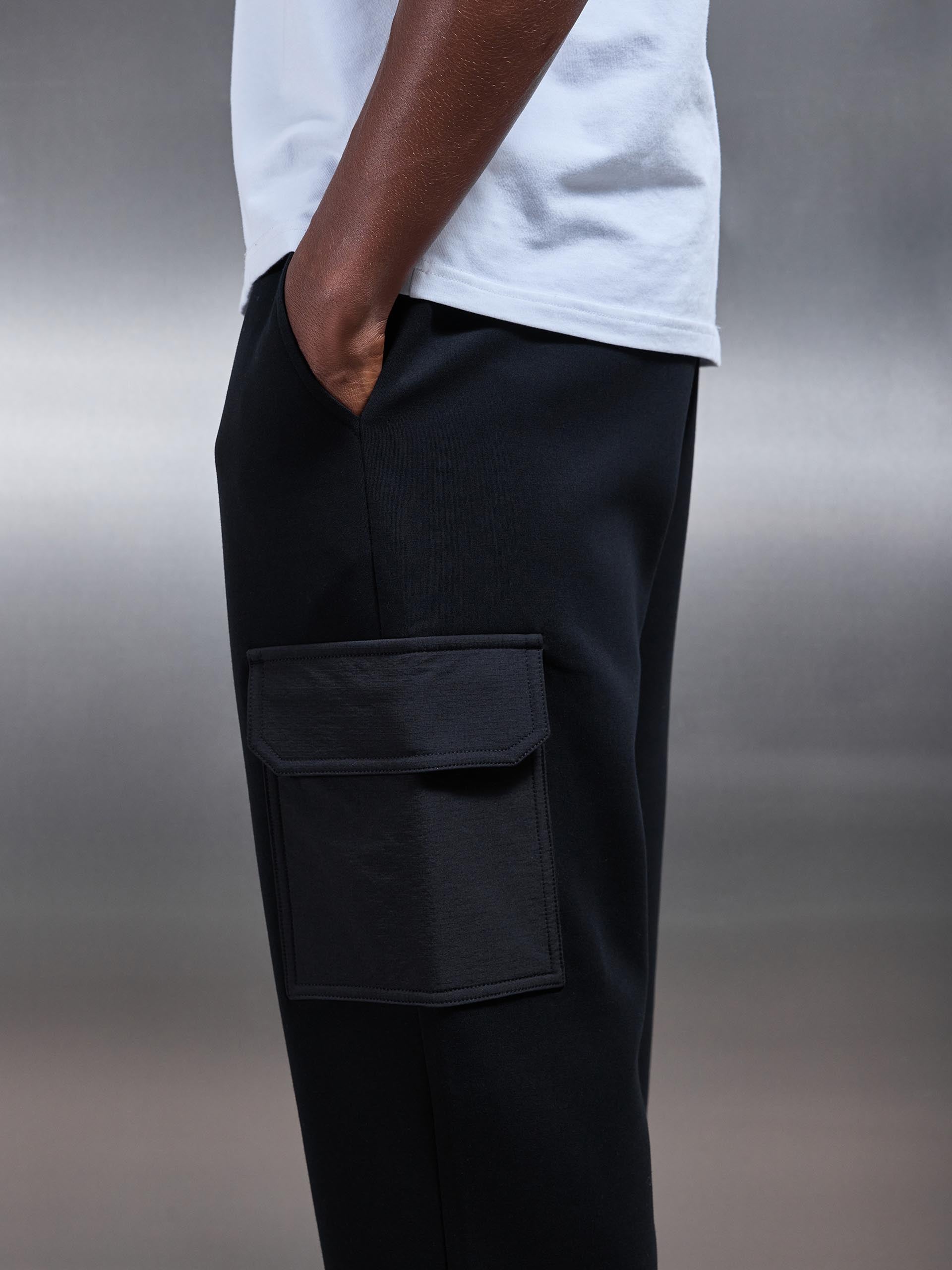 Mens Hybrid Cargo Jogger in Black