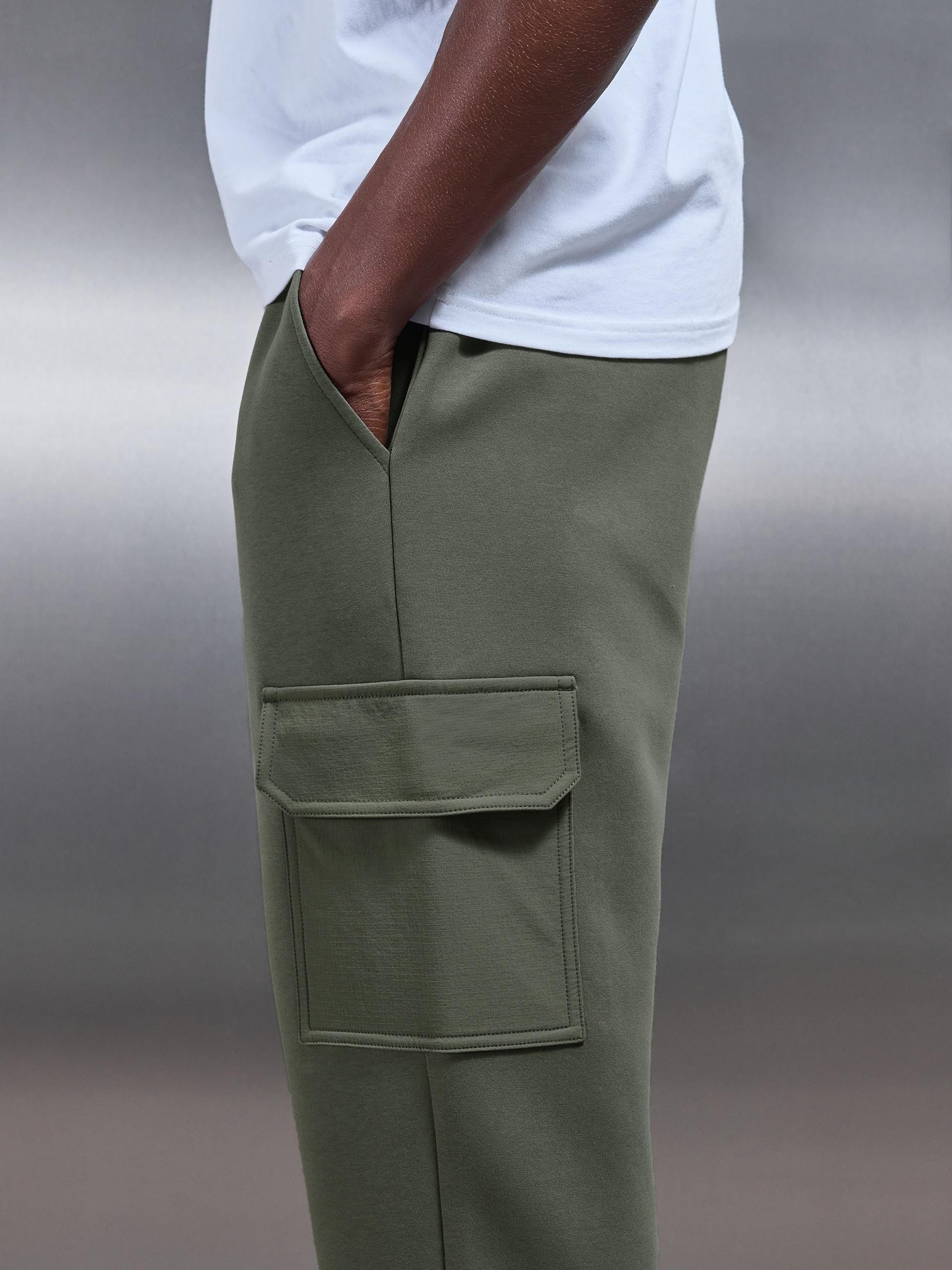 Mens Hybrid Cargo Jogger in Olive