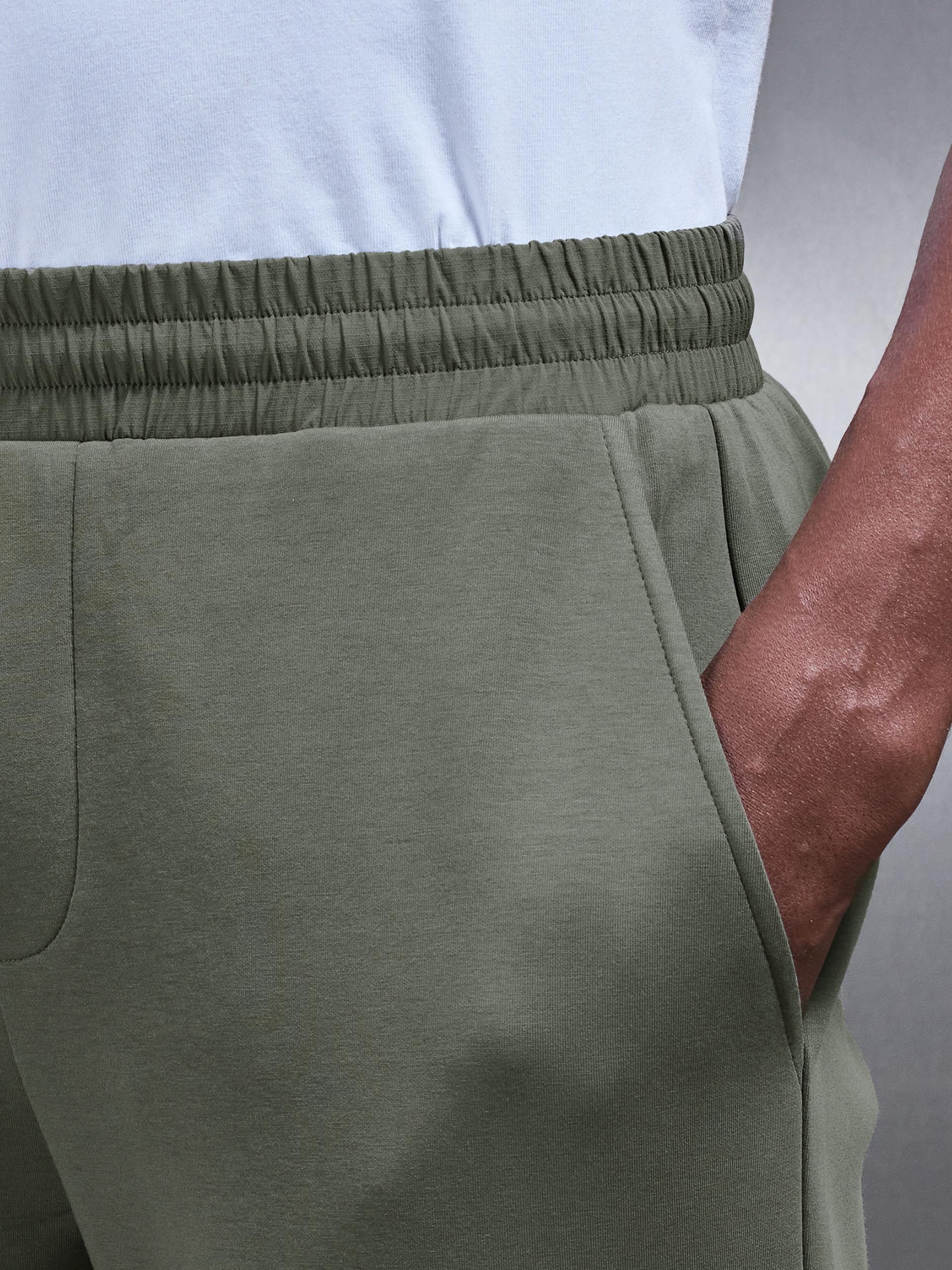 Mens Hybrid Cargo Jogger in Olive